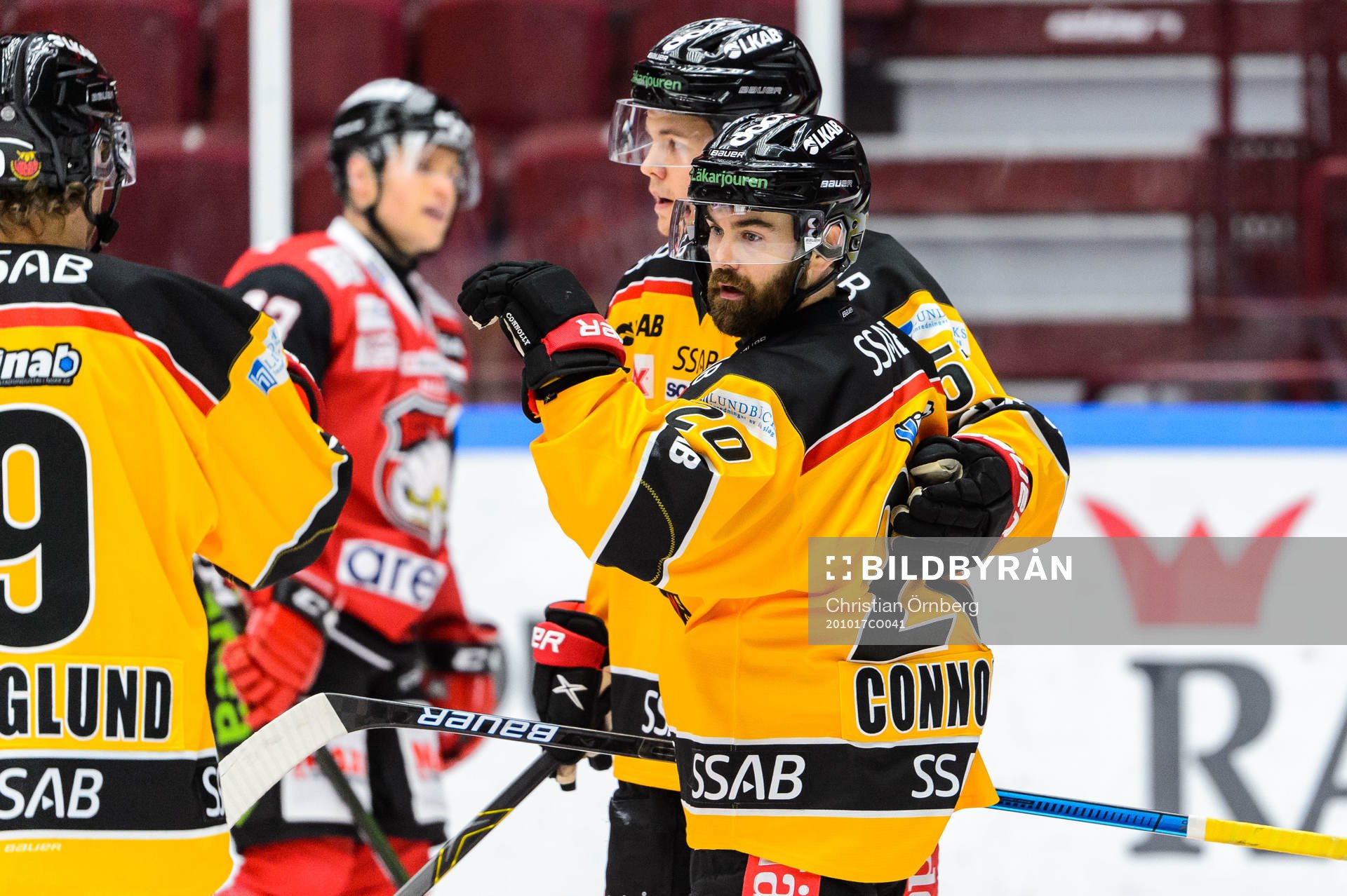 Luleås Jack Connolly jublar med Victor Berglund och Filip