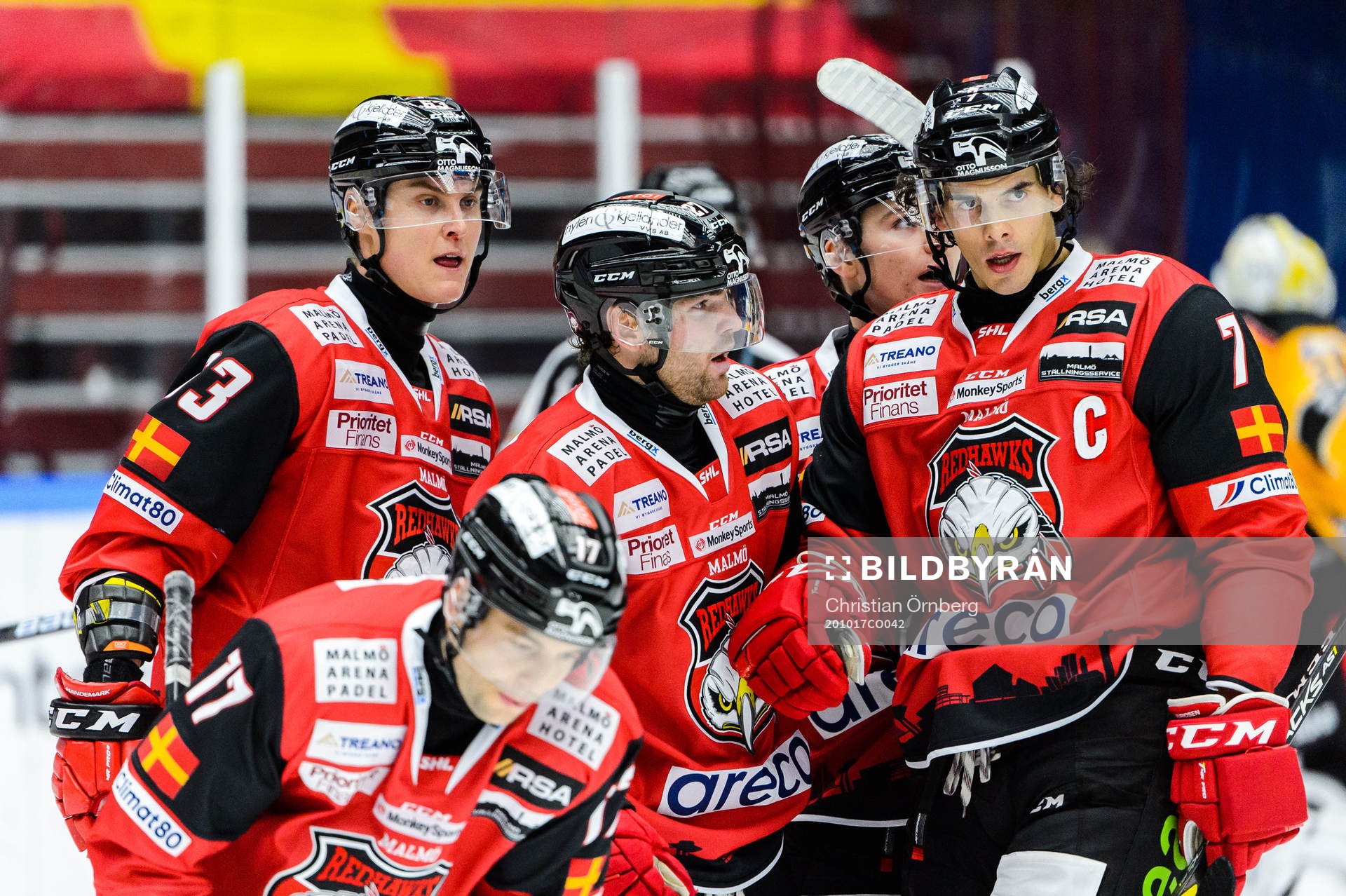 Malmö Redhawks Oliver Lauridsen jublar med lagkamrater