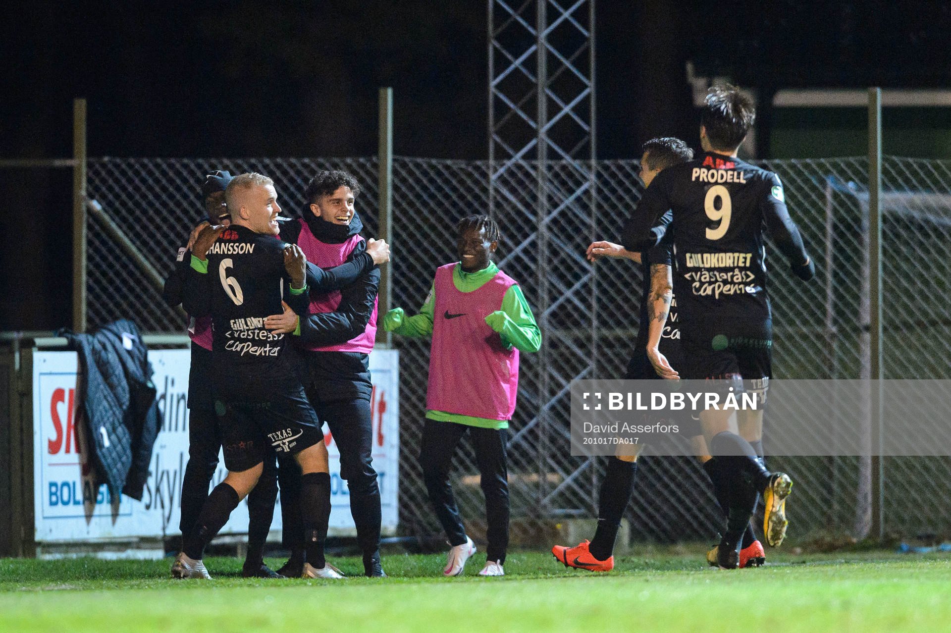 Spelare från Västerås jublar efter 1-0 av Simon Johansson under fotbollsmatchen i Superettan mellan Ljungskile och Västerås SK den 17 oktober 2020 i Ljungskile.