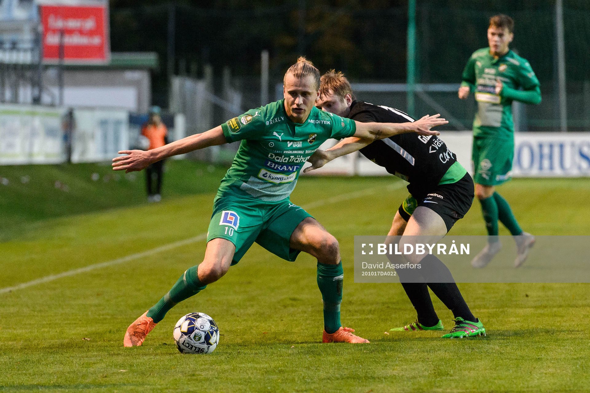 Ljungskiles Jesper Westermark håller undan bollen för sin motståndare under fotbollsmatchen i Superettan mellan Ljungskile och Västerås SK den 17 oktober 2020 i Ljungskile.