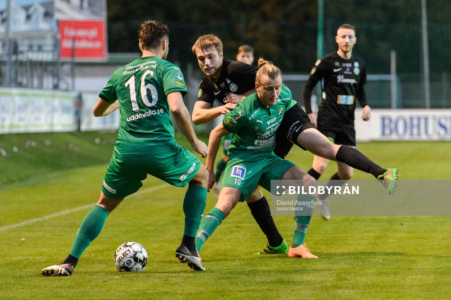 Ljungskiles Jesper Westermark håller undan bollen för sin motståndare under fotbollsmatchen i Superettan mellan Ljungskile och Västerås SK den 17 oktober 2020 i Ljungskile.