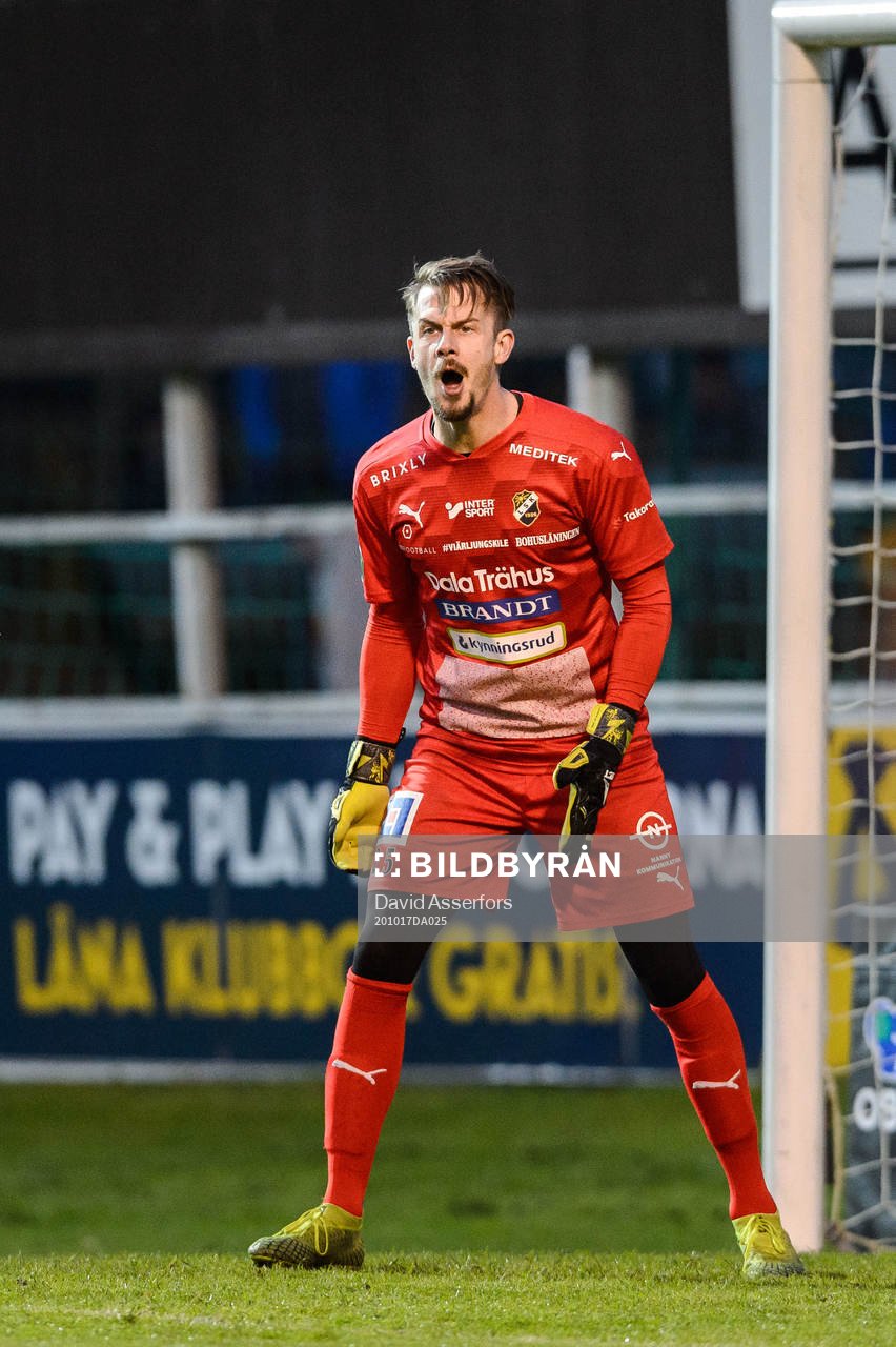 Ljungskiles målvakt Erik Dahlin under fotbollsmatchen i Superettan mellan Ljungskile och Västerås SK den 17 oktober 2020 i Ljungskile.