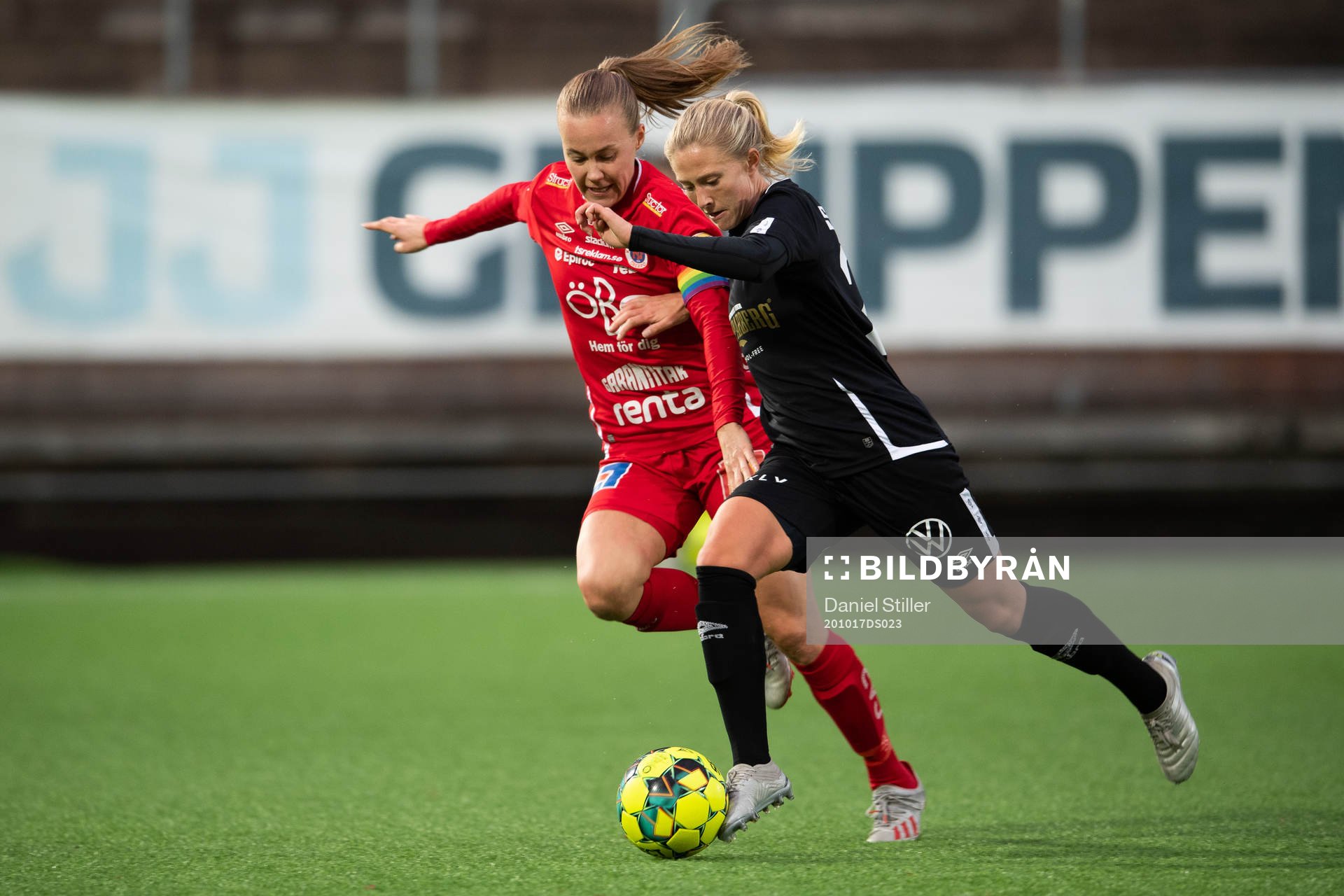 och Örebros Ida Adamsson och Göteborgs Rebecka Blomqvist under fotbollsmatchen i Damallsvenskan mellan Kopparbergs/Göteborg och Örebro den 17 oktober 2020 i Göteborg.