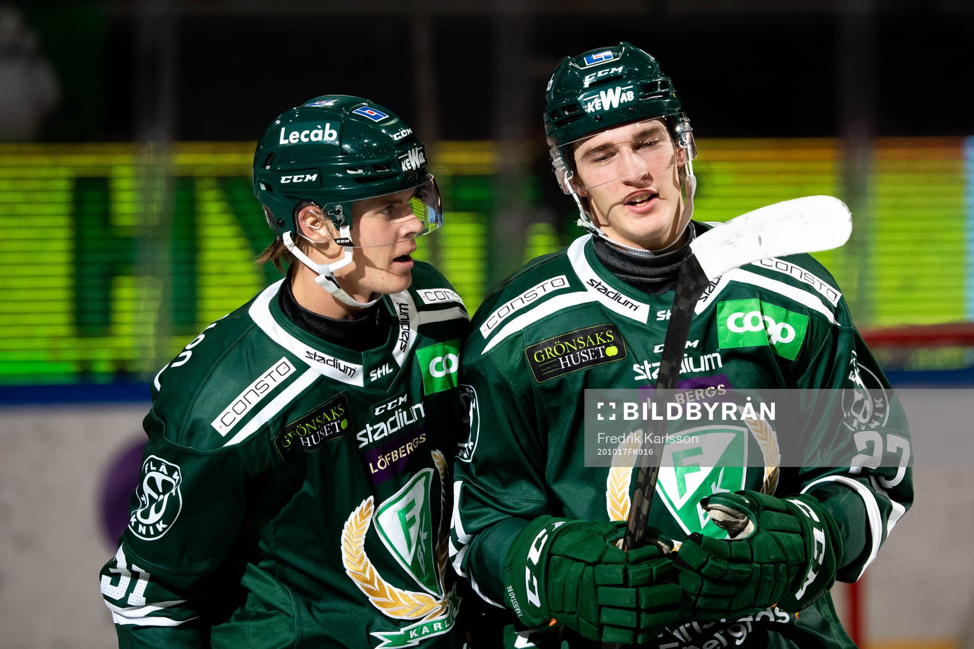 Färjestads Carl Jakobsson och Oskar Bäck jublar