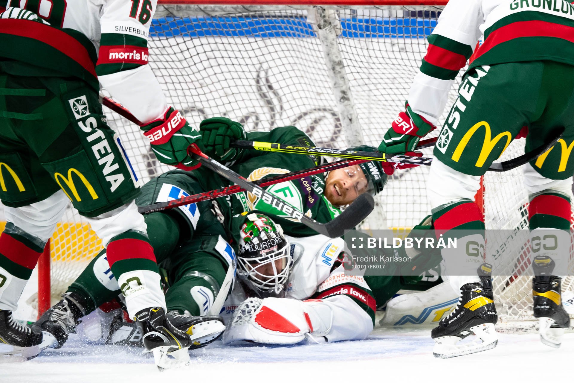 Färjestads Pontus Widerström och Frölundas målvakt