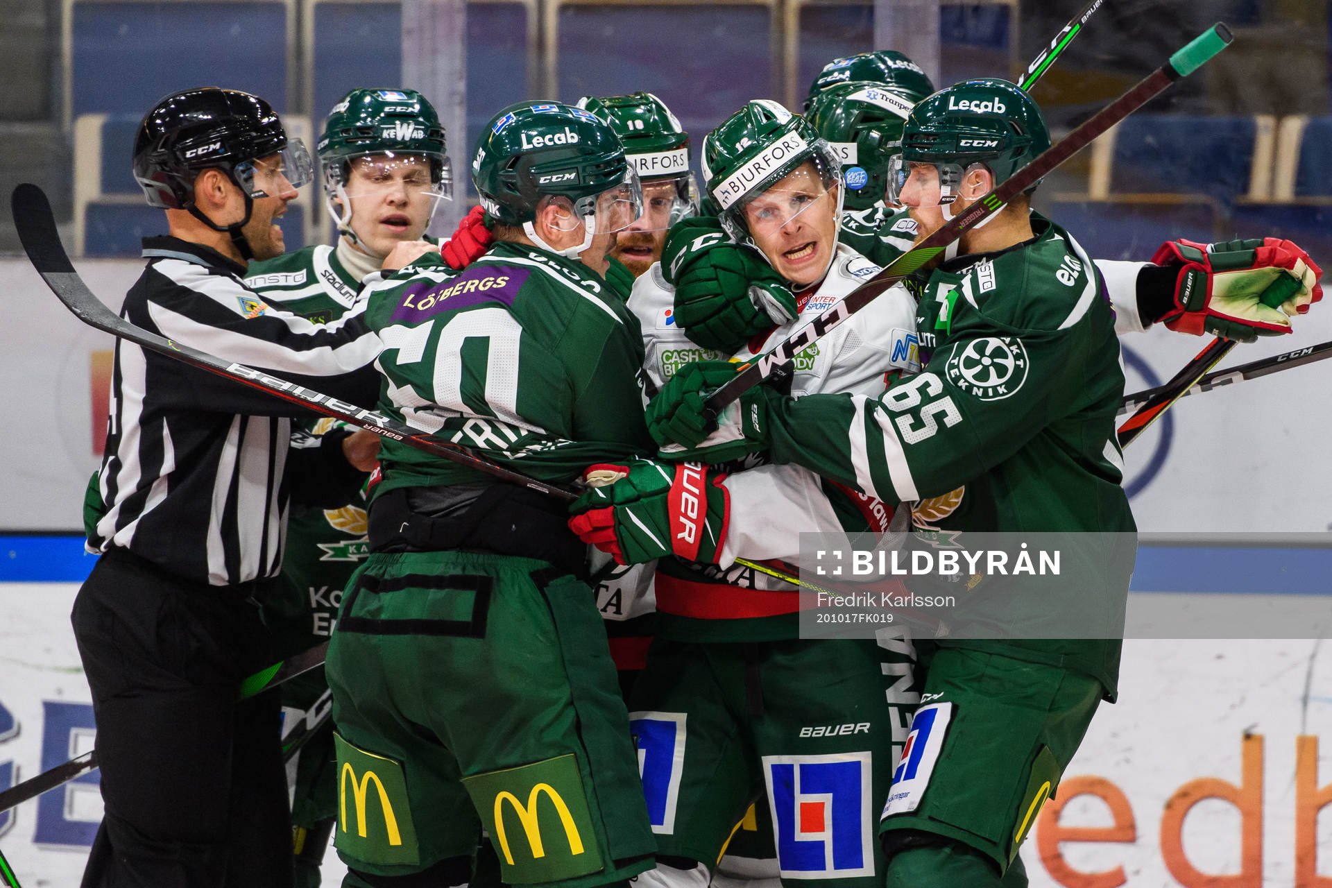 Frölundas Max Friberg i bråk med Färjestads Vojtech Mozik