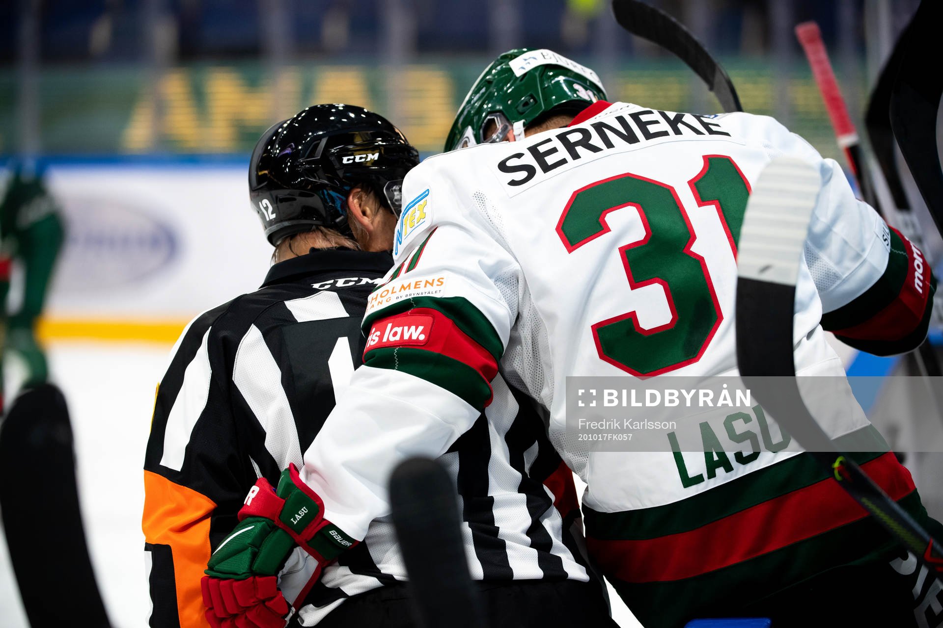 Domare Mikael Andersson i samtal med Frölundas Nicklas Lasu