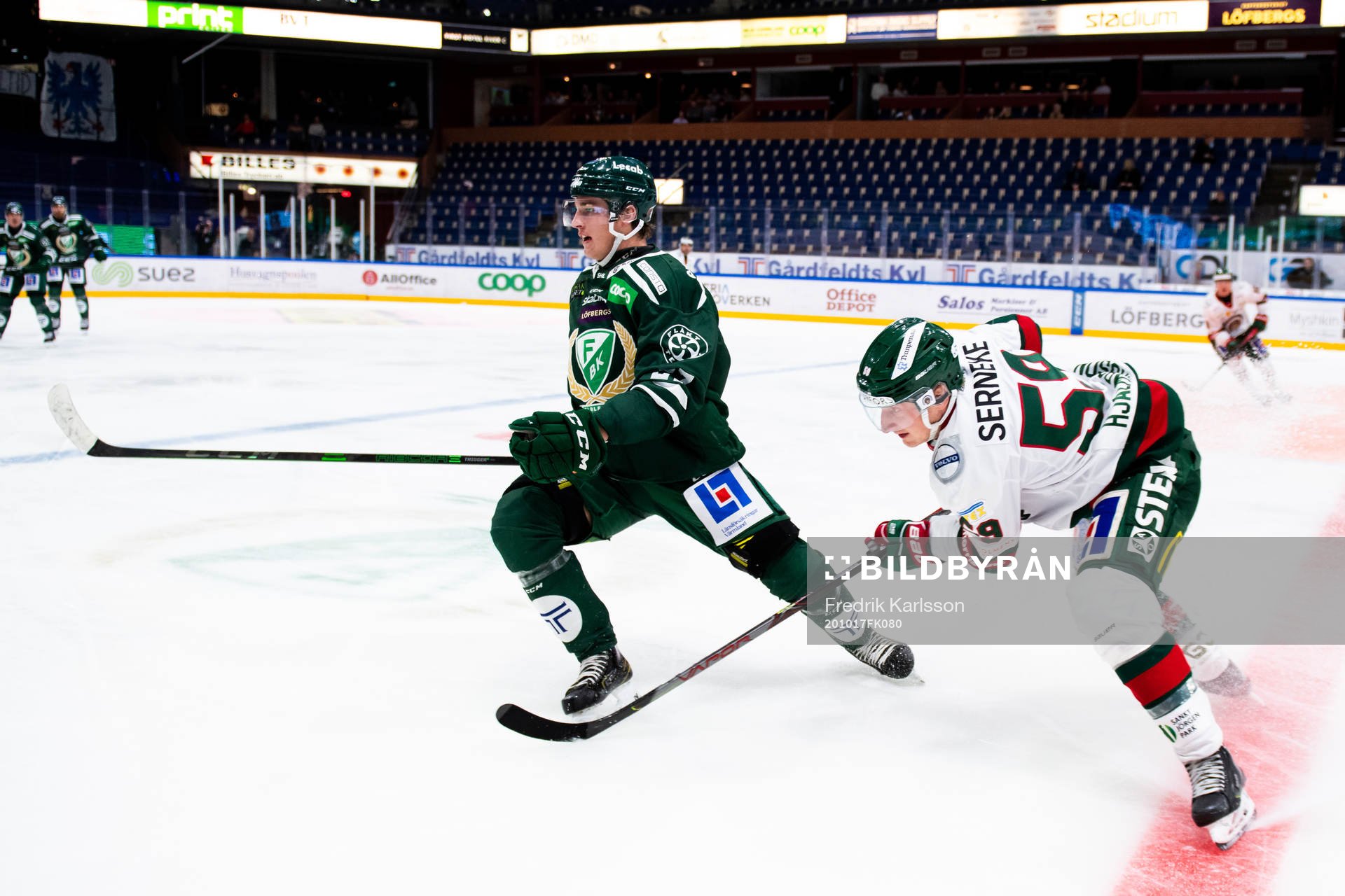 Färjestads Oskar Bäck och Frölundas Simon Hjalmarsson