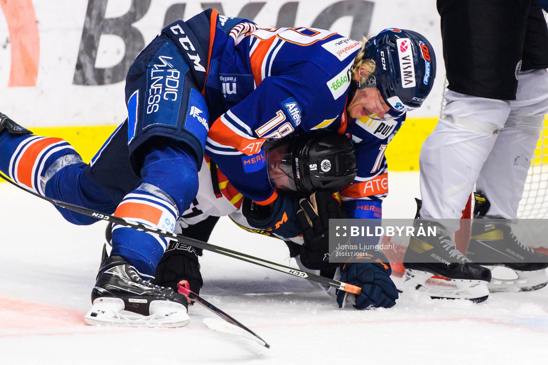 Växjös Marcus Sylvegård och Brynäs Tomi Sallinen i bråk