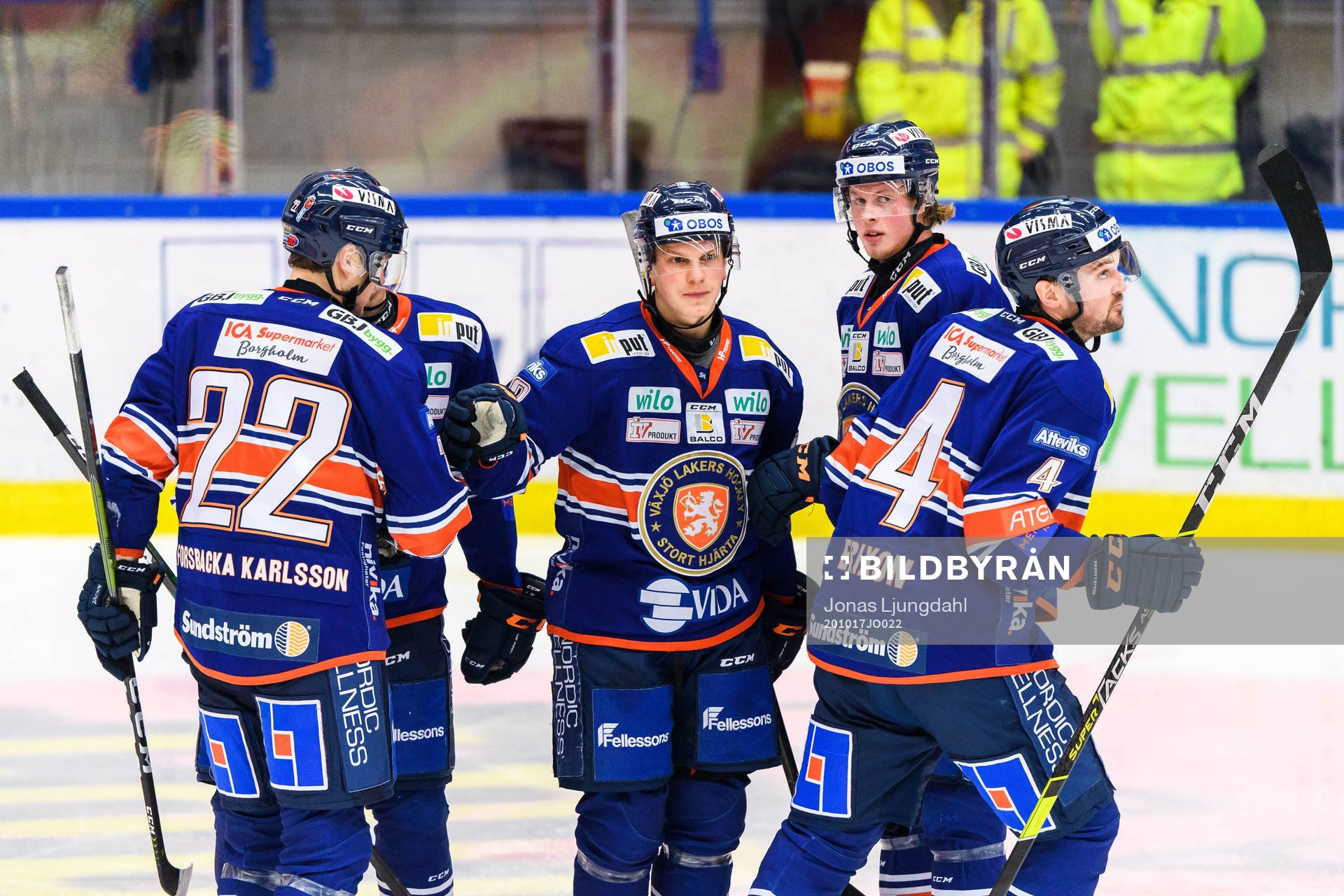 Växjös Teemu Eronen jublar med lagkamrater