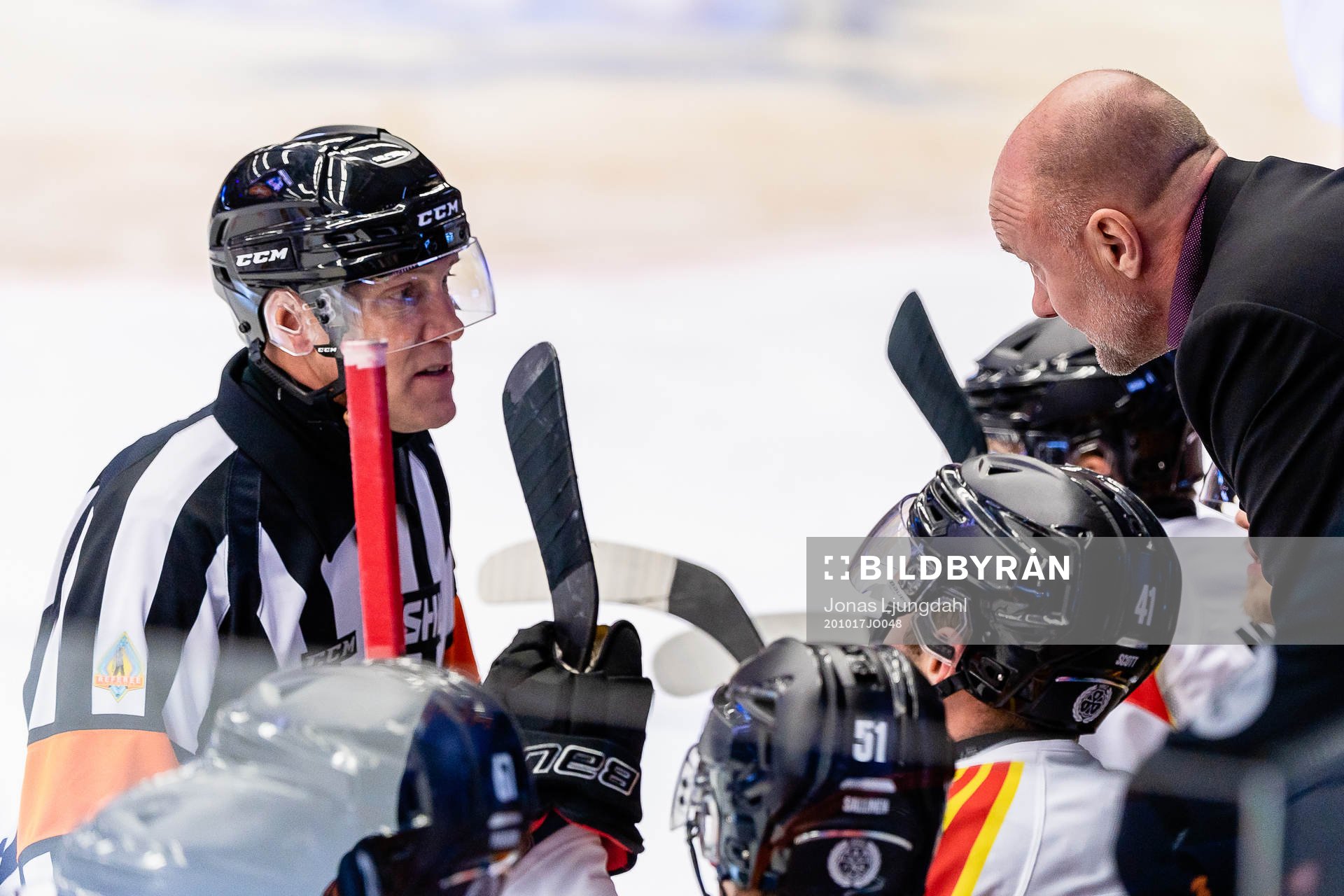 Domare Morgan Johansson pratar med Brynäs tränare Peter
