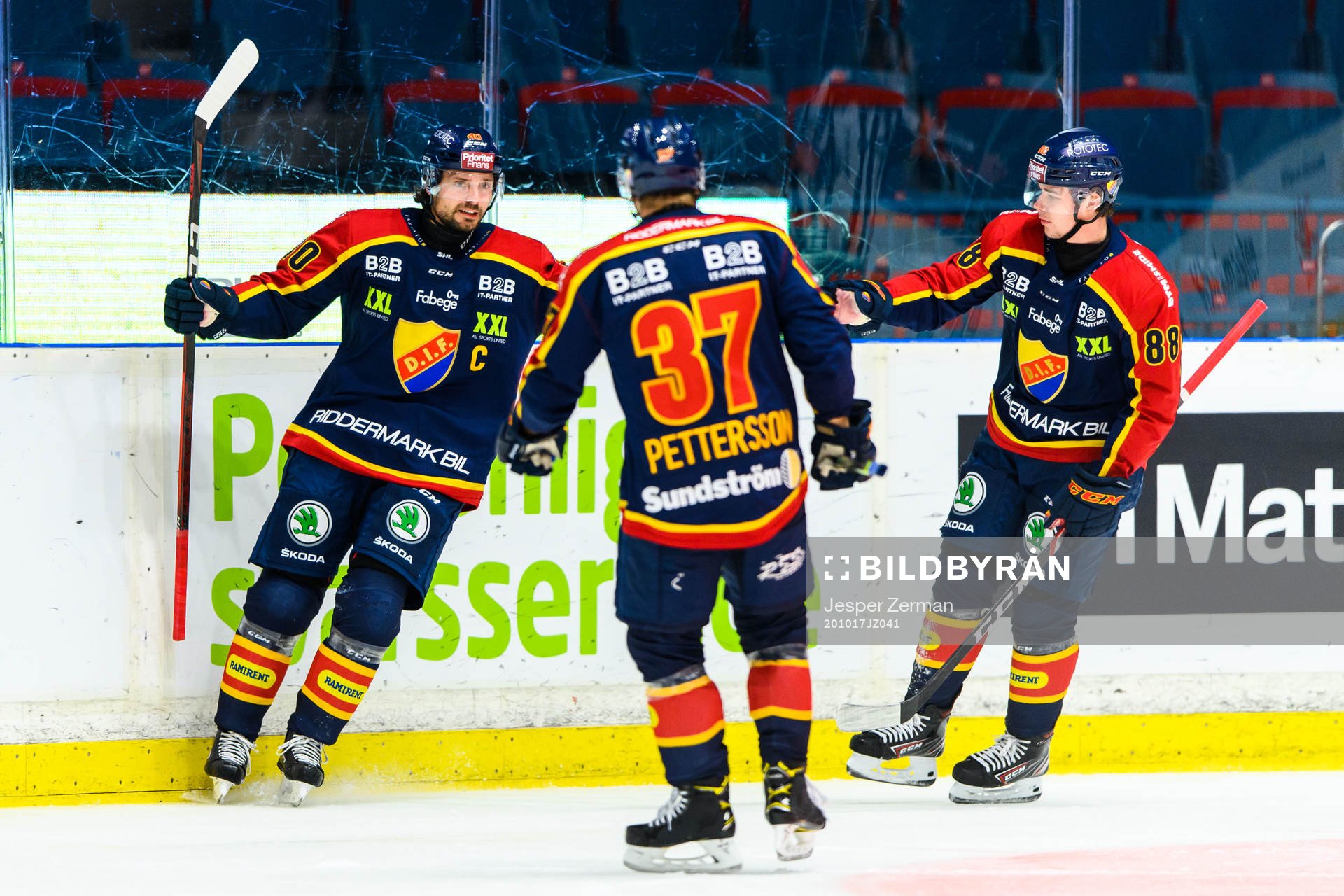 Djurgårdens Jacob Josefson jublar med Jesper Pettersson