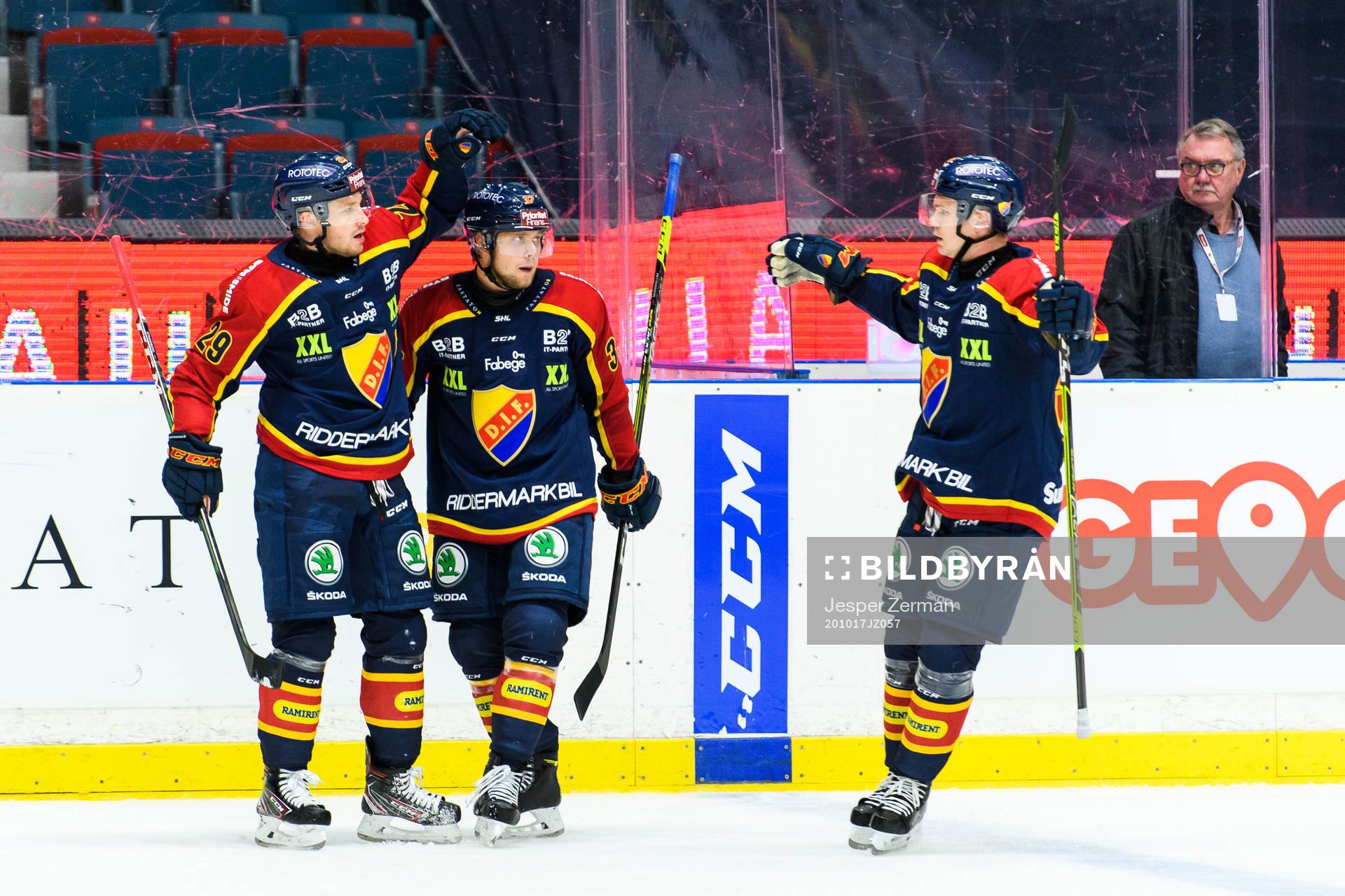 Djurgårdens Sebastian Strandberg jublar med lagkamrater