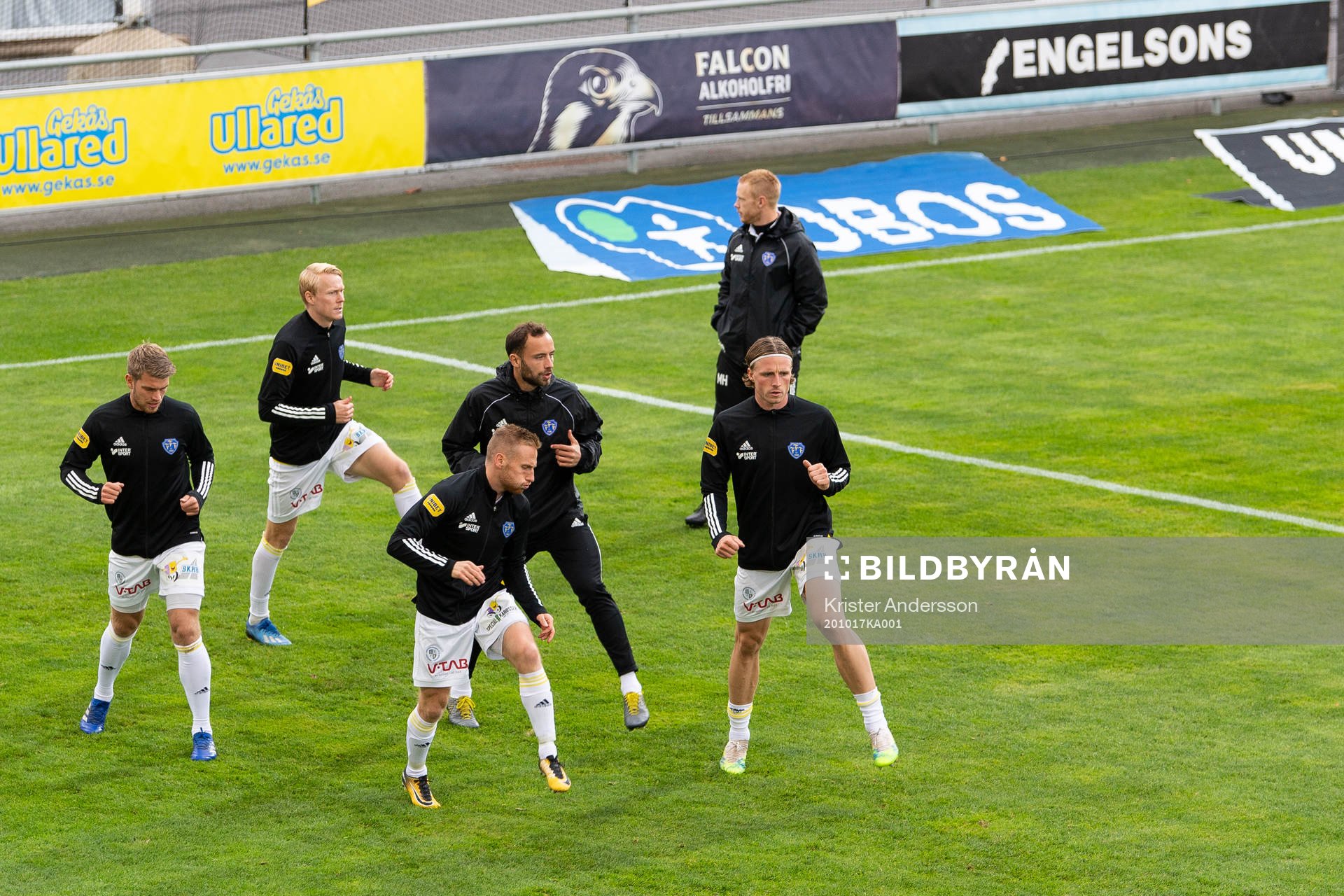 Falkenbergs spelare före fotbollsmatchen i Allsvenskan