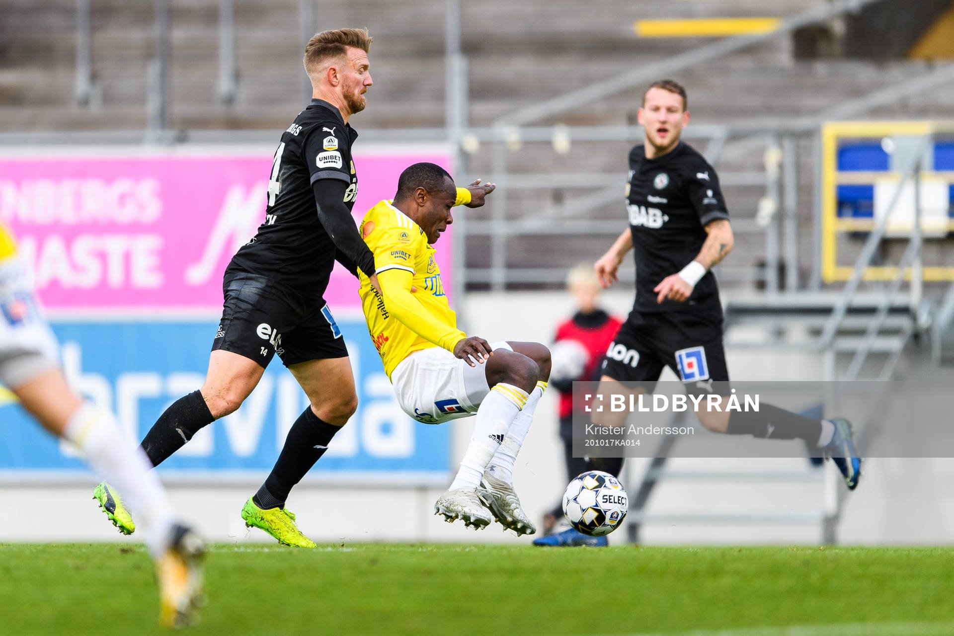 Örebros Ida Adamsson och Falkenbergs Nsima Peter under fotbollsmatchen i Allsvenskan mellan Falkenberg och Örebro den 17 oktober 2020 i Falkenberg.