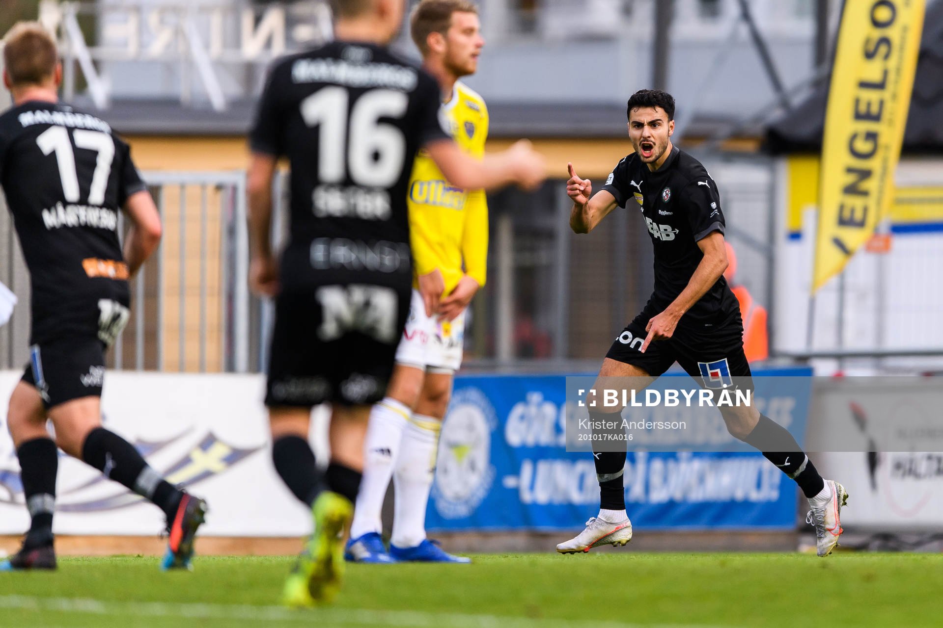 Örebros Deniz Hümmet jublar efter 1-1 under fotbollsmatchen i Allsvenskan mellan Falkenberg och Örebro den 17 oktober 2020 i Falkenberg.
