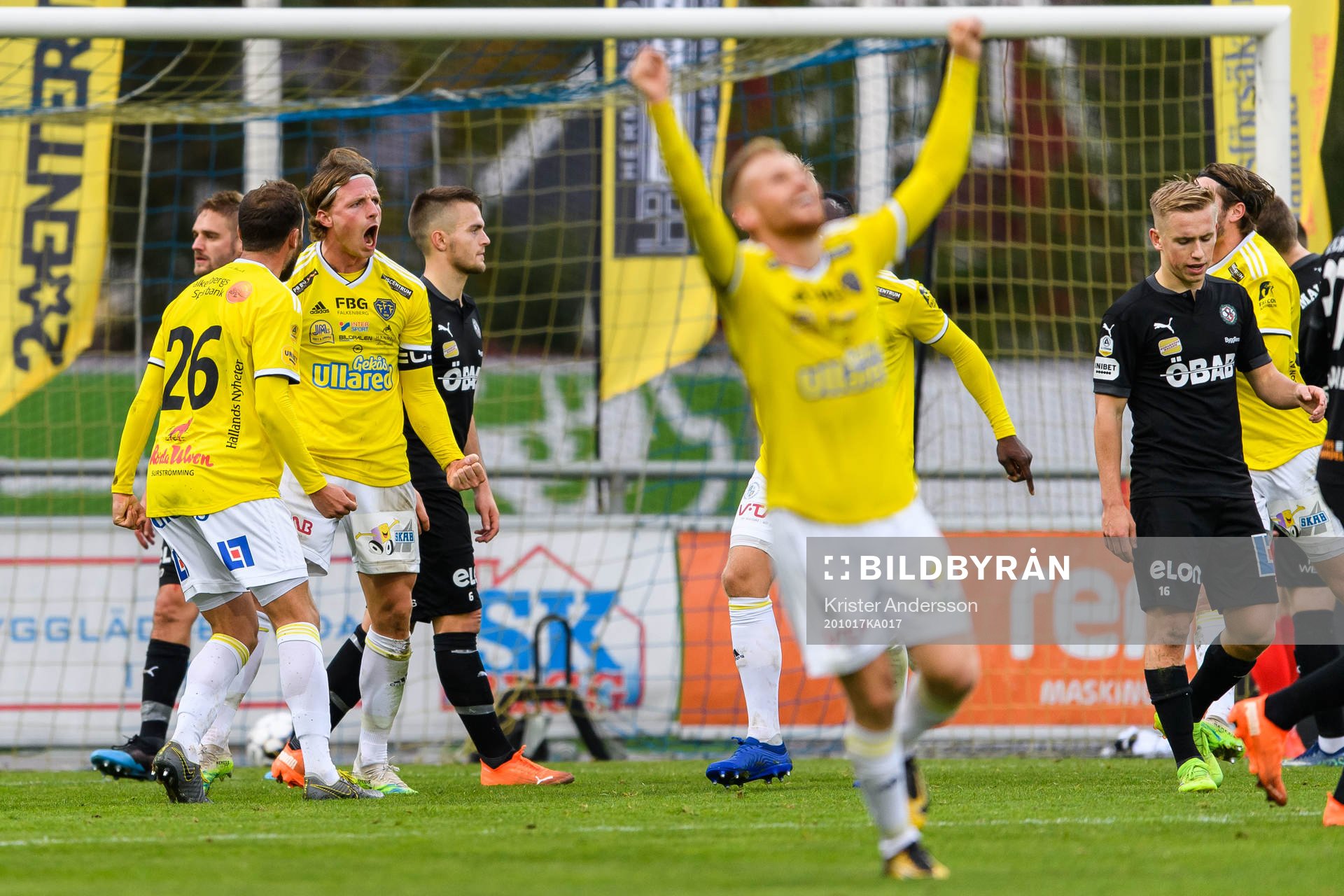 Falkenbergs Carl Johansson jublar efter 2-1 under fotbollsmatchen i Allsvenskan mellan Falkenberg och Örebro den 17 oktober 2020 i Falkenberg.