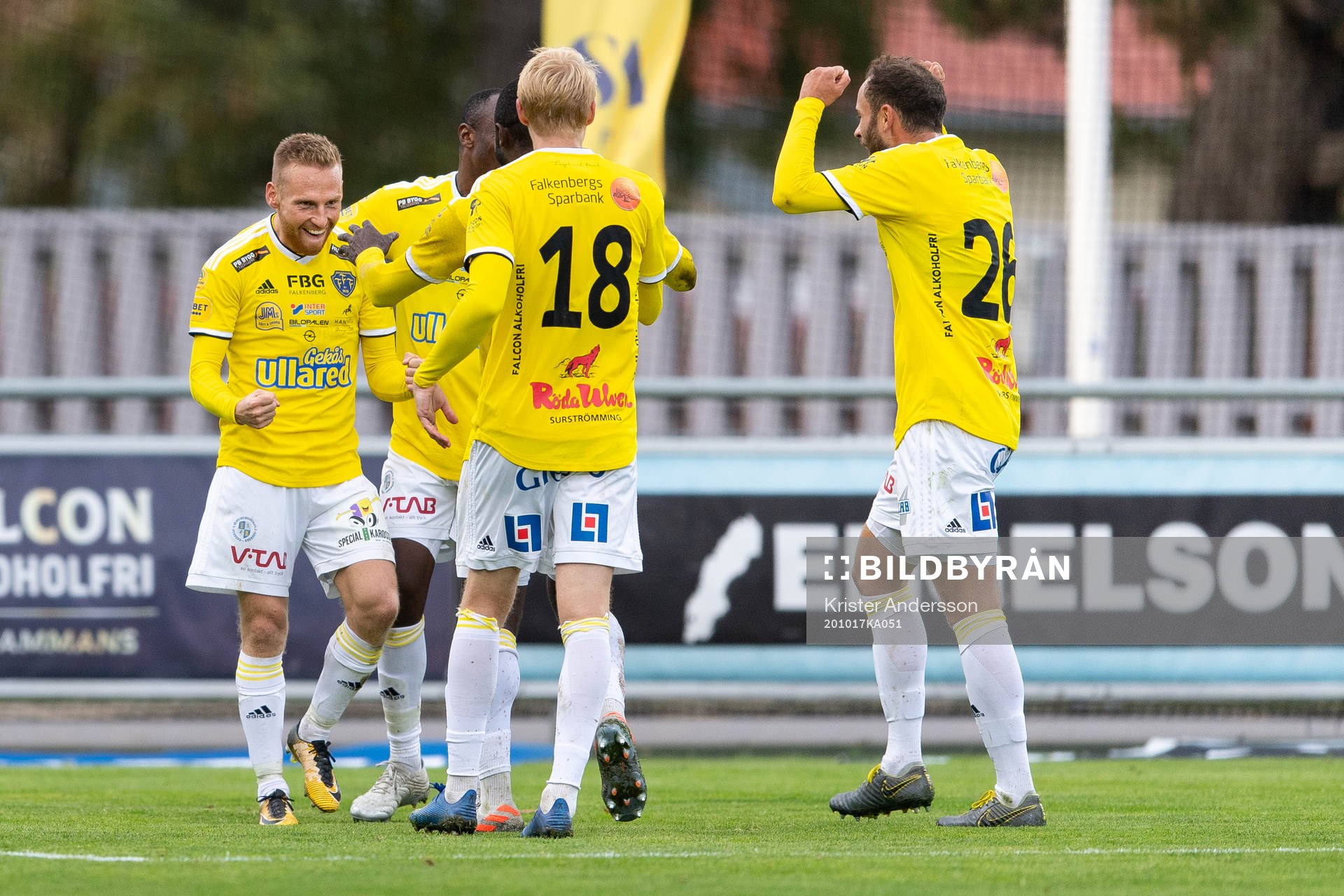 Falkenbergs Tobias Englund jublar med lagkamrater