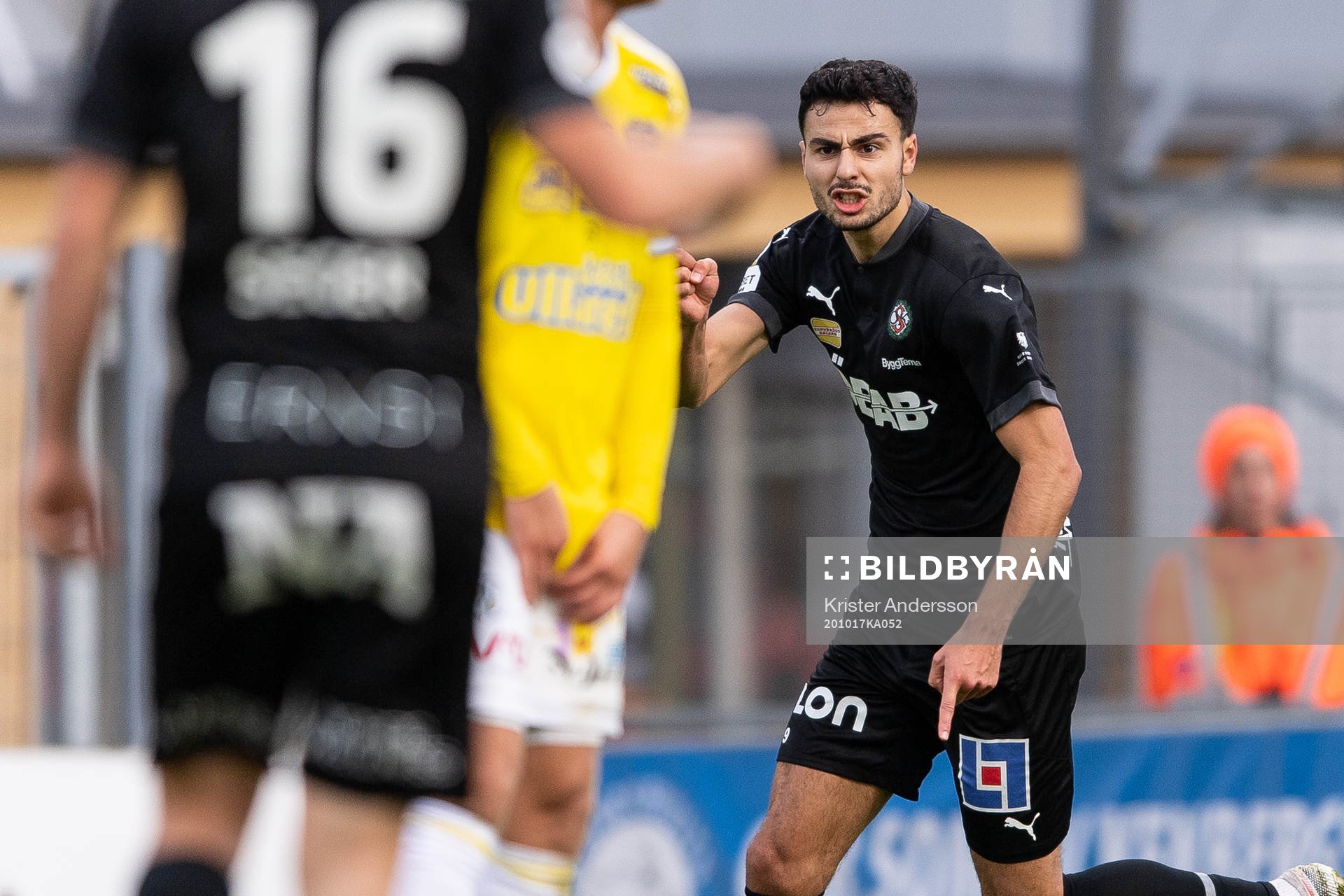 Örebros Deniz Hümmet jublar efter 1-1under fotbollsmatchen i Allsvenskan mellan Falkenberg och Örebro den 17 oktober 2020 i Falkenberg.