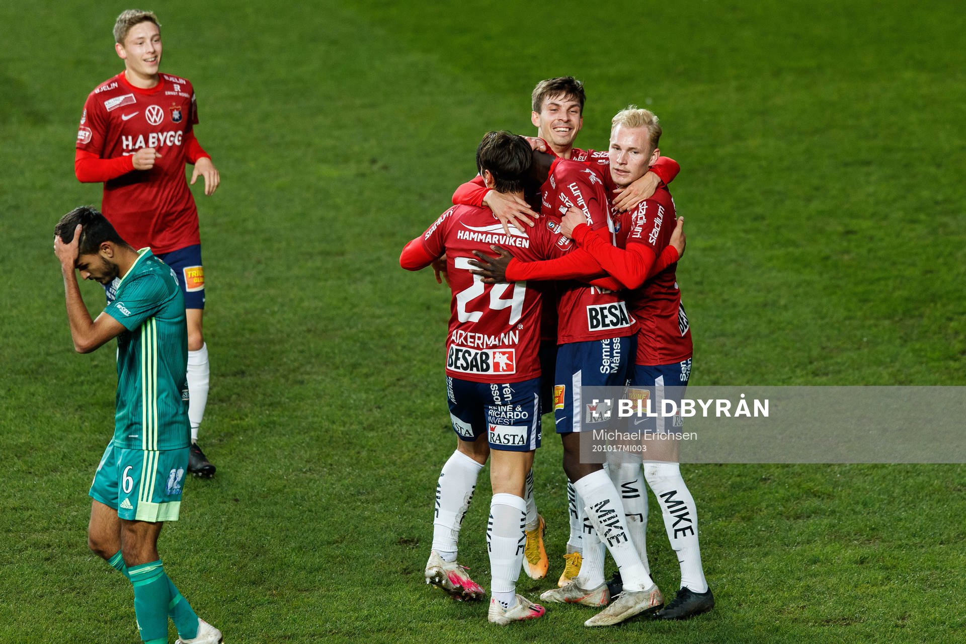 Örgrytes Marokhy Ndione jublar med lagkamrater