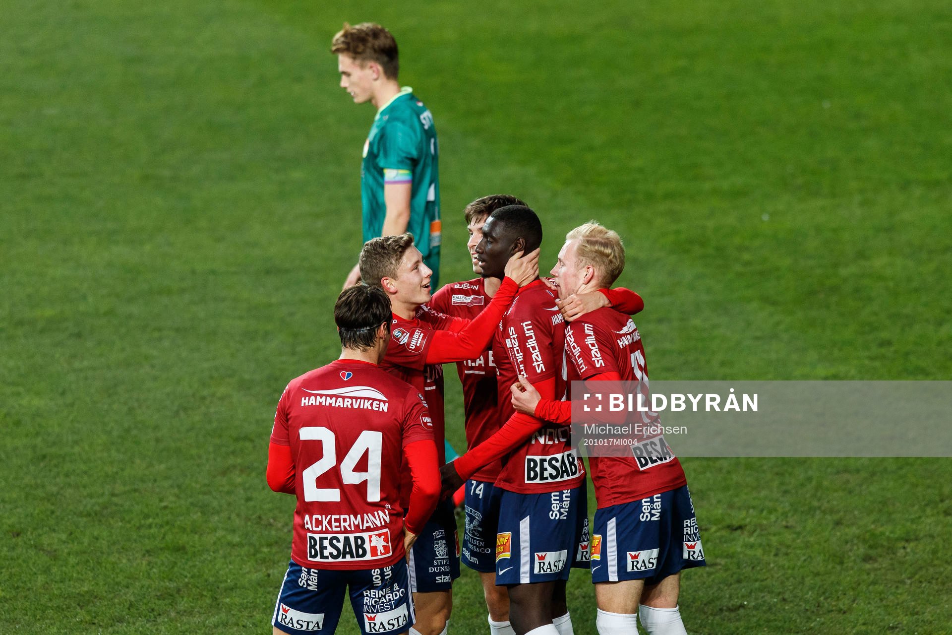 Örgrytes Marokhy Ndione jublar med lagkamrater