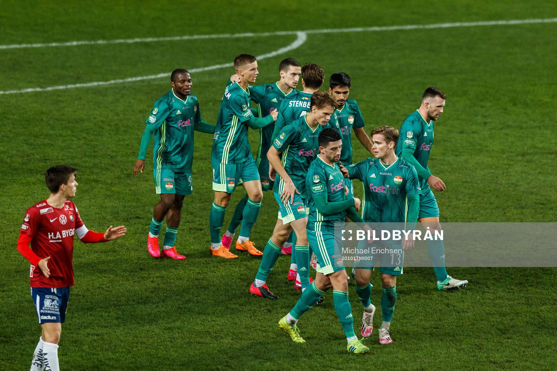 Dalkurds Samuel Leach Holm jublar med lagkamrater efter 1-1 under fotbollsmatchen i Superettan mellan Örgryte och Dalkurd den 17 oktober 2020 i Göteborg.