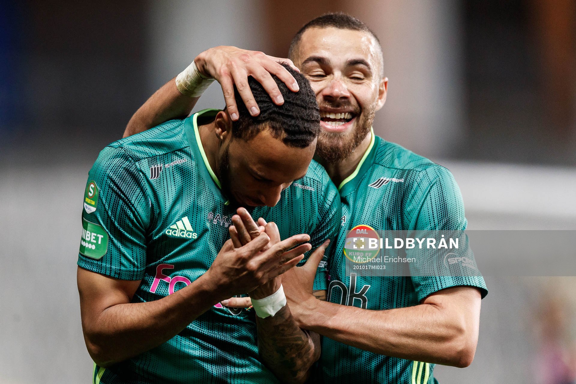 Dalkurds Willie Clemons och Malkolm Moenza  jublar