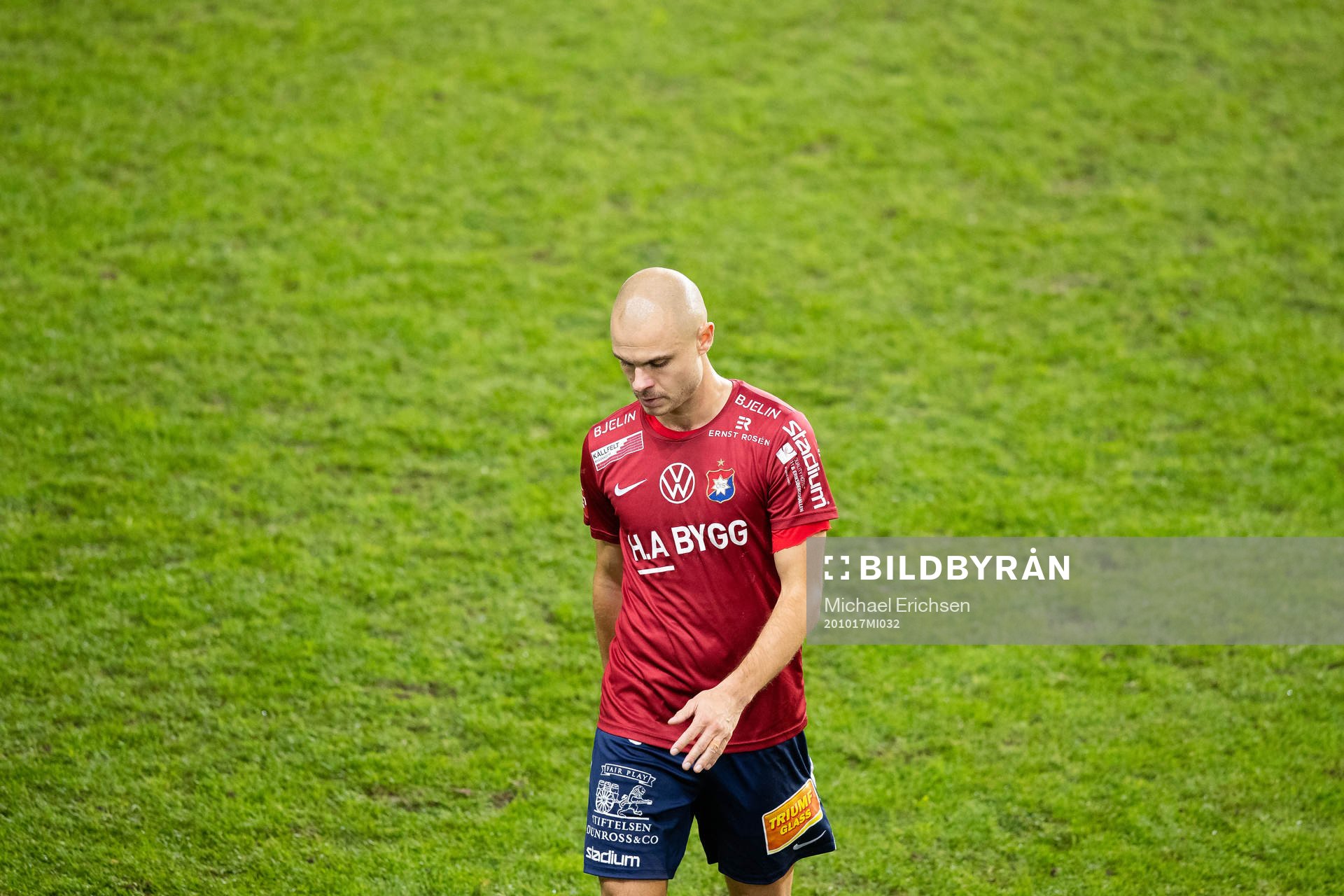 Örgrytes Hannes Sahlin deppar i halvtid av fotbollsmatchen
