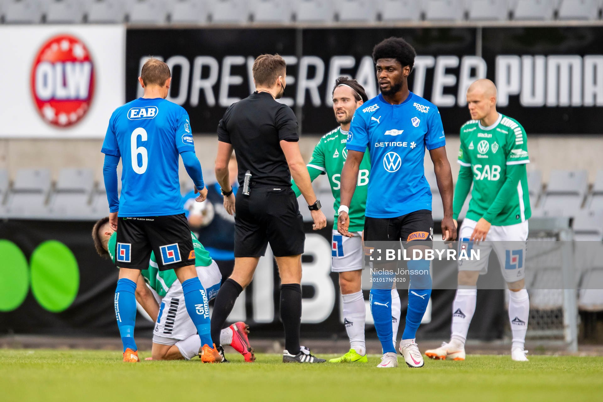 Brages Robbin Sellin i diskussion med Domare Joakim Östling
