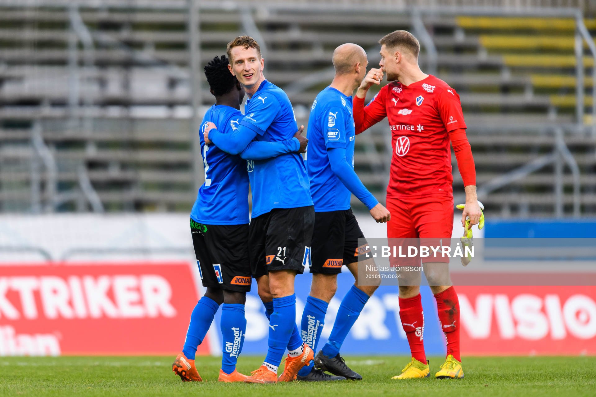 Halmstads Andreas Bengtsson jublar med lagkamrater efter fotbollsmatchen i Superettan  mellan Halmstad och Brage den 17 oktober 2020 i Halmstad.