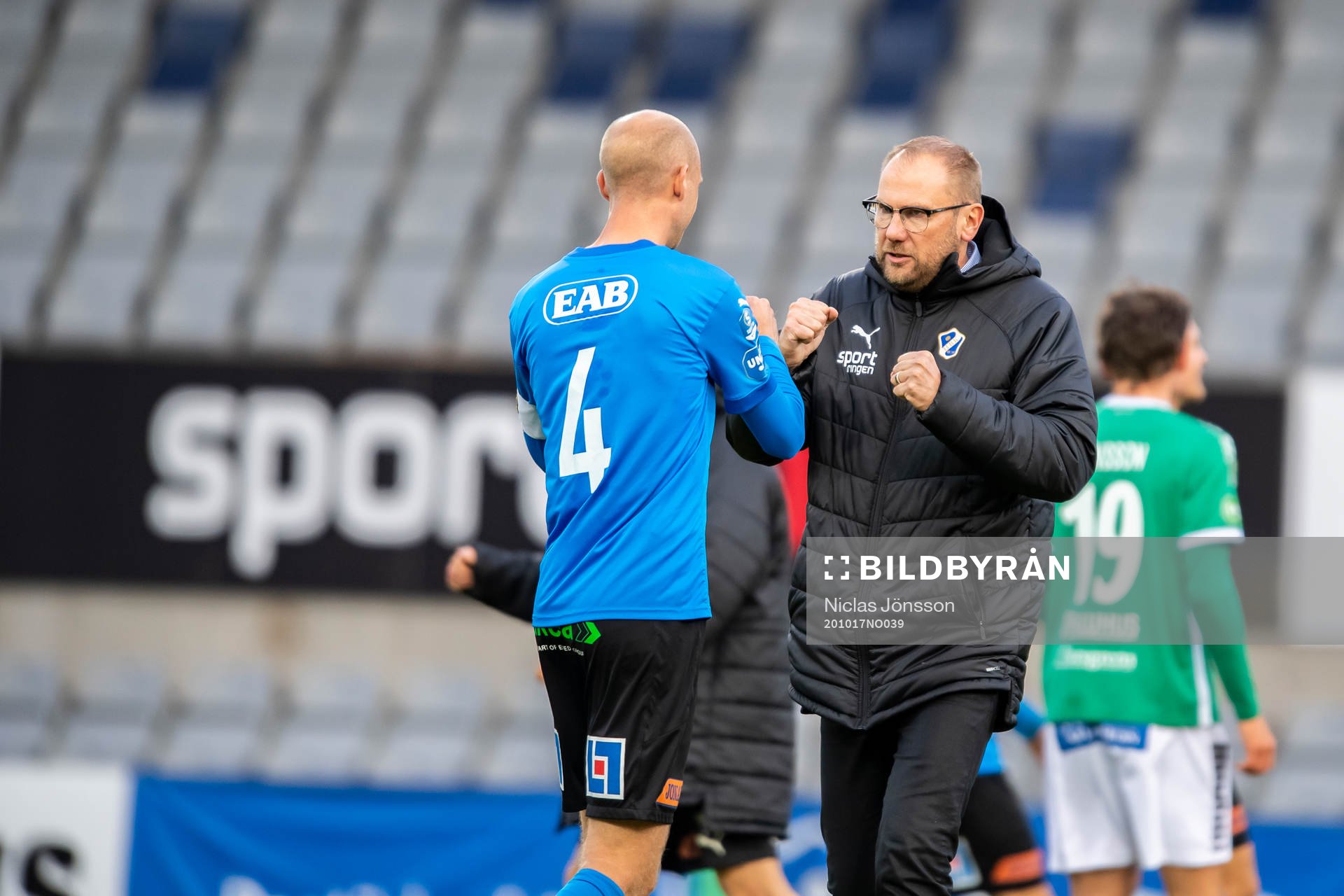 Halmstads Andreas Johansson jublar tillsammans med tränare Magnus Haglund efter fotbollsmatchen i Superettan  mellan Halmstad och Brage den 17 oktober 2020 i Halmstad.