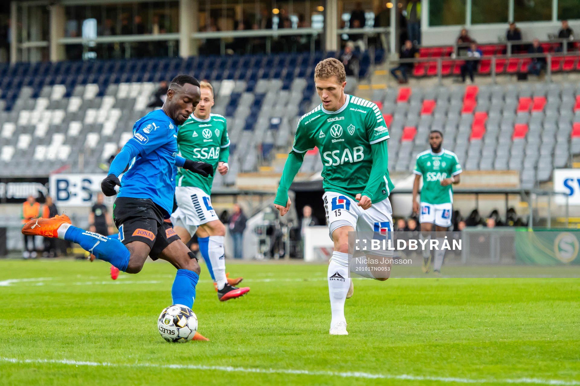 Halmstads Sadat Karim och Brages Alexander Ekblad under fotbollsmatchen i Superettan mellan Halmstad och Brage den 17 oktober 2020 i Halmstad.