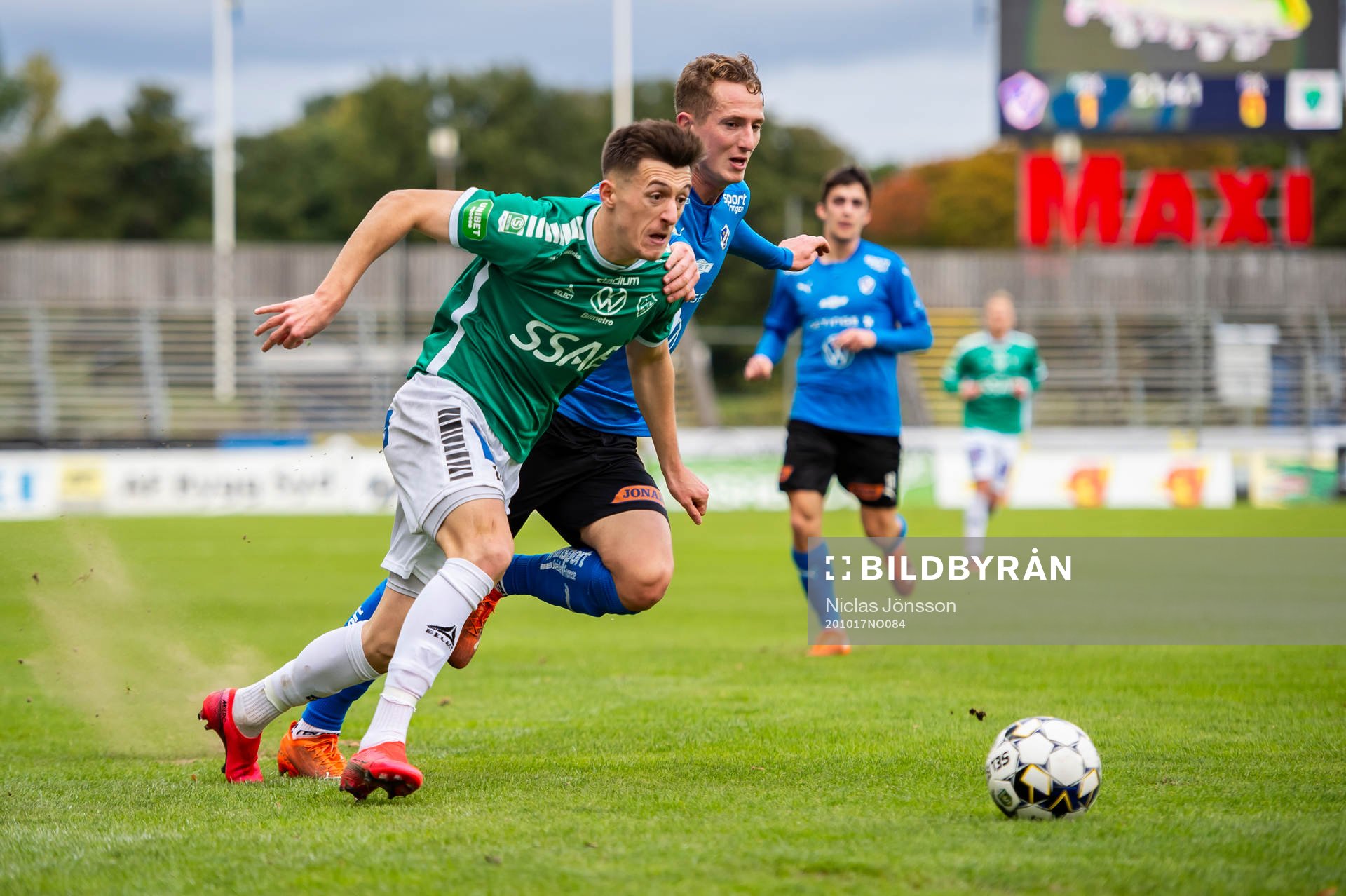 Brages Leonard Pllana kamp med Halmstads Andreas Bengtsson under fotbollsmatchen i Superettan mellan Halmstad och Brage den 17 oktober 2020 i Halmstad.