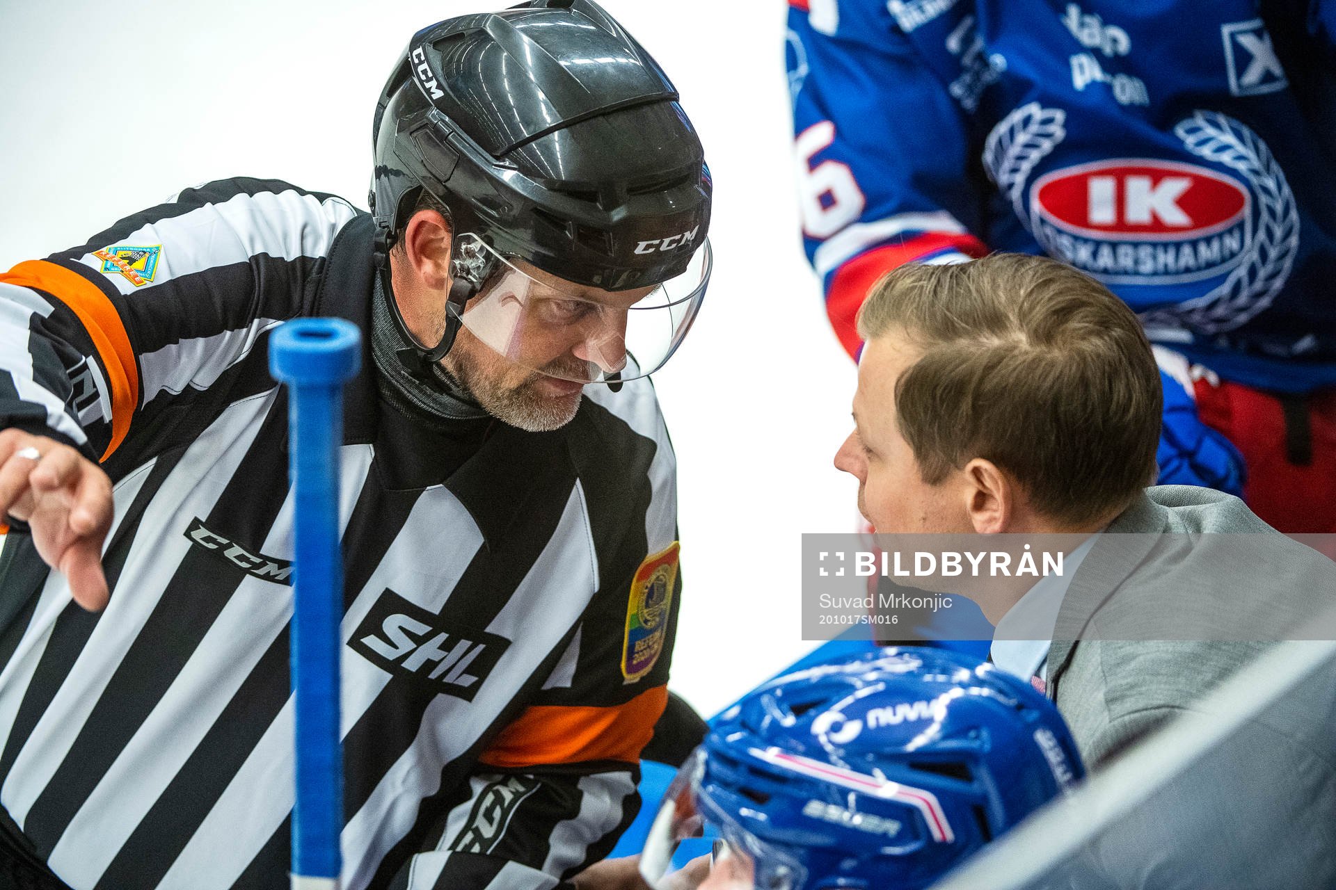 Domare Mikael Nord samtalar med Oskarshamns tränare Martin