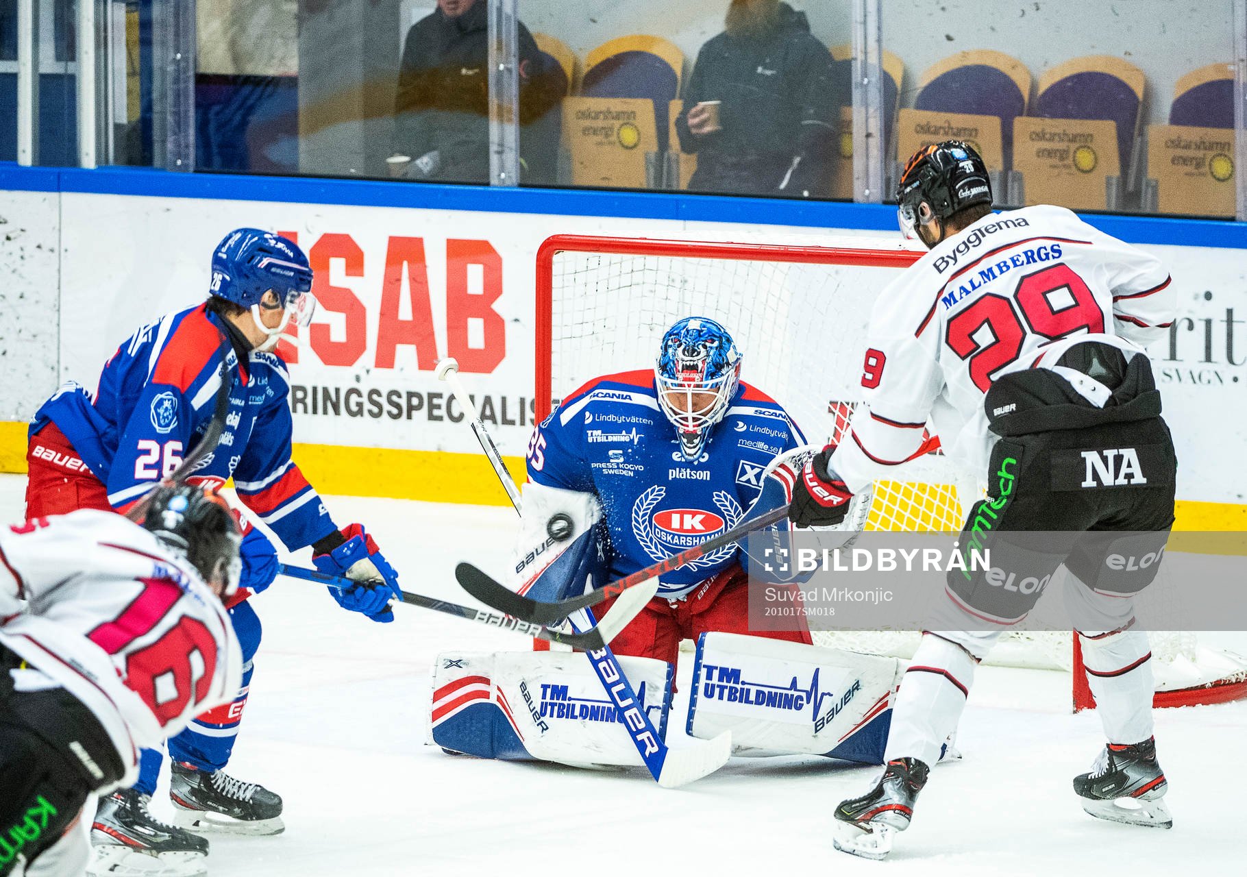 Oskarshamns målvakt Joe Cannata och Örebros Ludvig