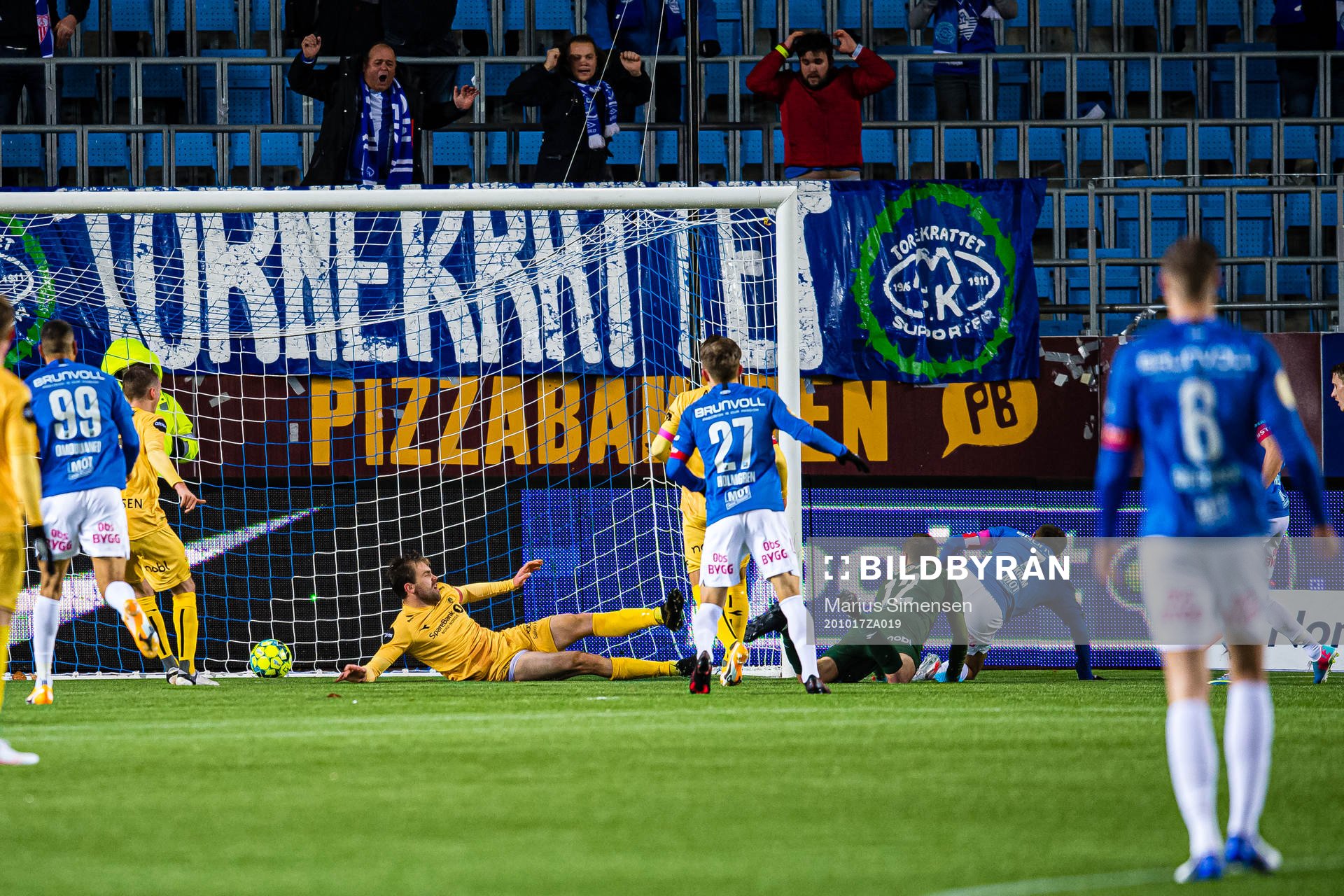 Magnus Wolff Eikrem of Molde scores the 1-1 goal