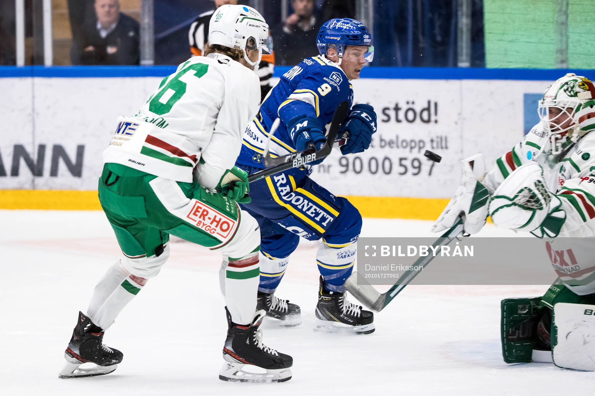 Leksands Patrik Zackrisson och Rögles målvakt Johan