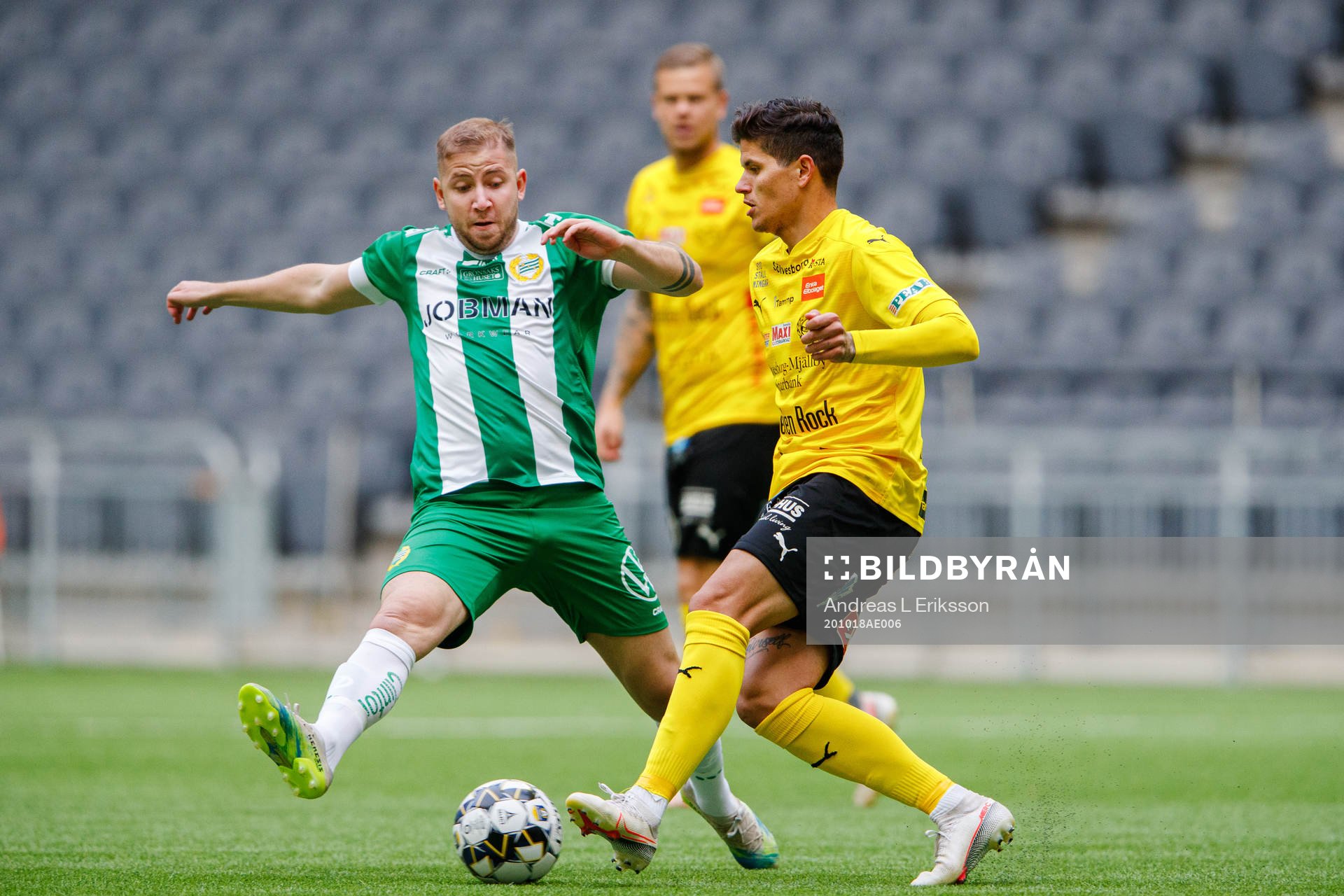Hammarbys Darijan Bojanic och Mjällbys Amer Eriksson Ibragic under fotbollsmatchen i Allsvenskan mellan Hammarby och Mjällby den 18 oktober 2020 i Stockholm.