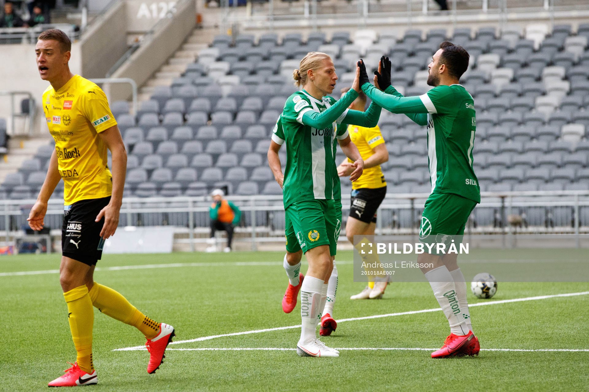 Hammarbys Gustav Ludwigson och Abdul Khalili jublar