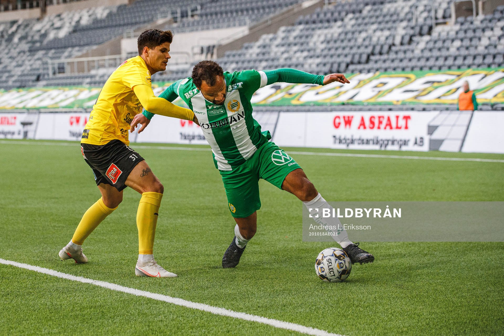 Mjällbys David Batanero och Hammarbys Serge-Junior