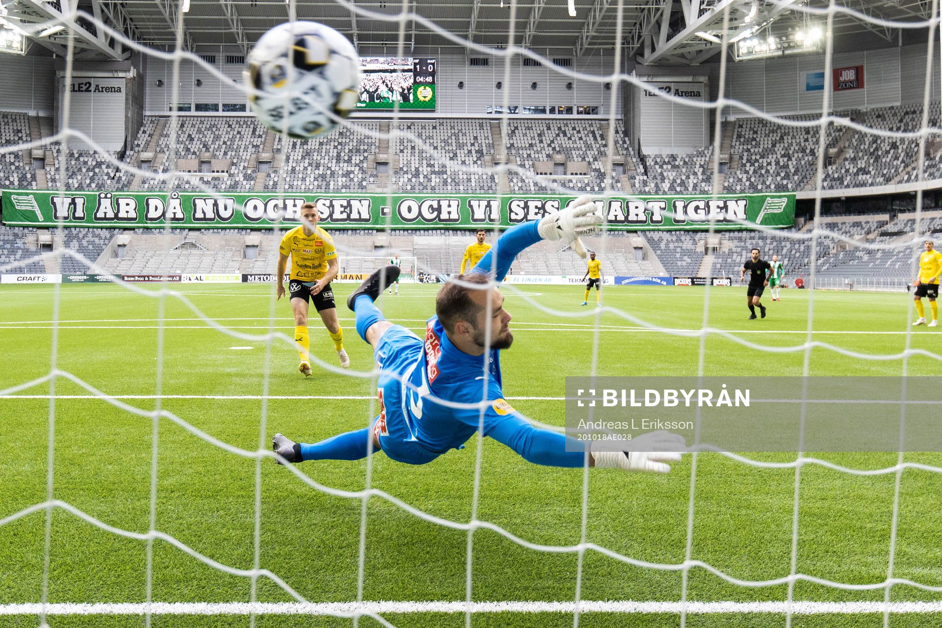 Mjällbys målvakt Carl-Johan Eriksson släpper in 2-0