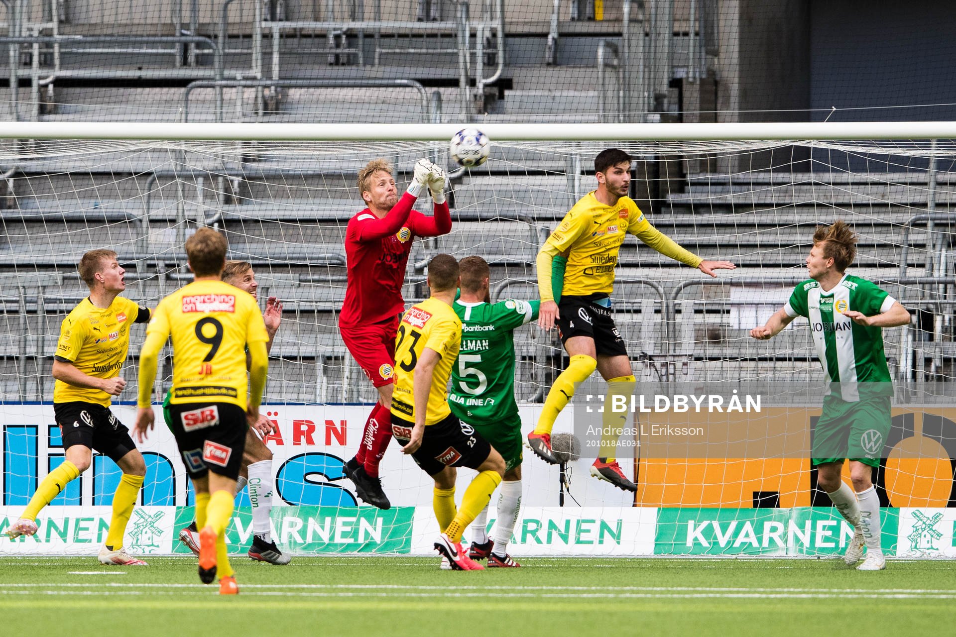 Hammarbys målvakt David Ousted boxar bort bollen