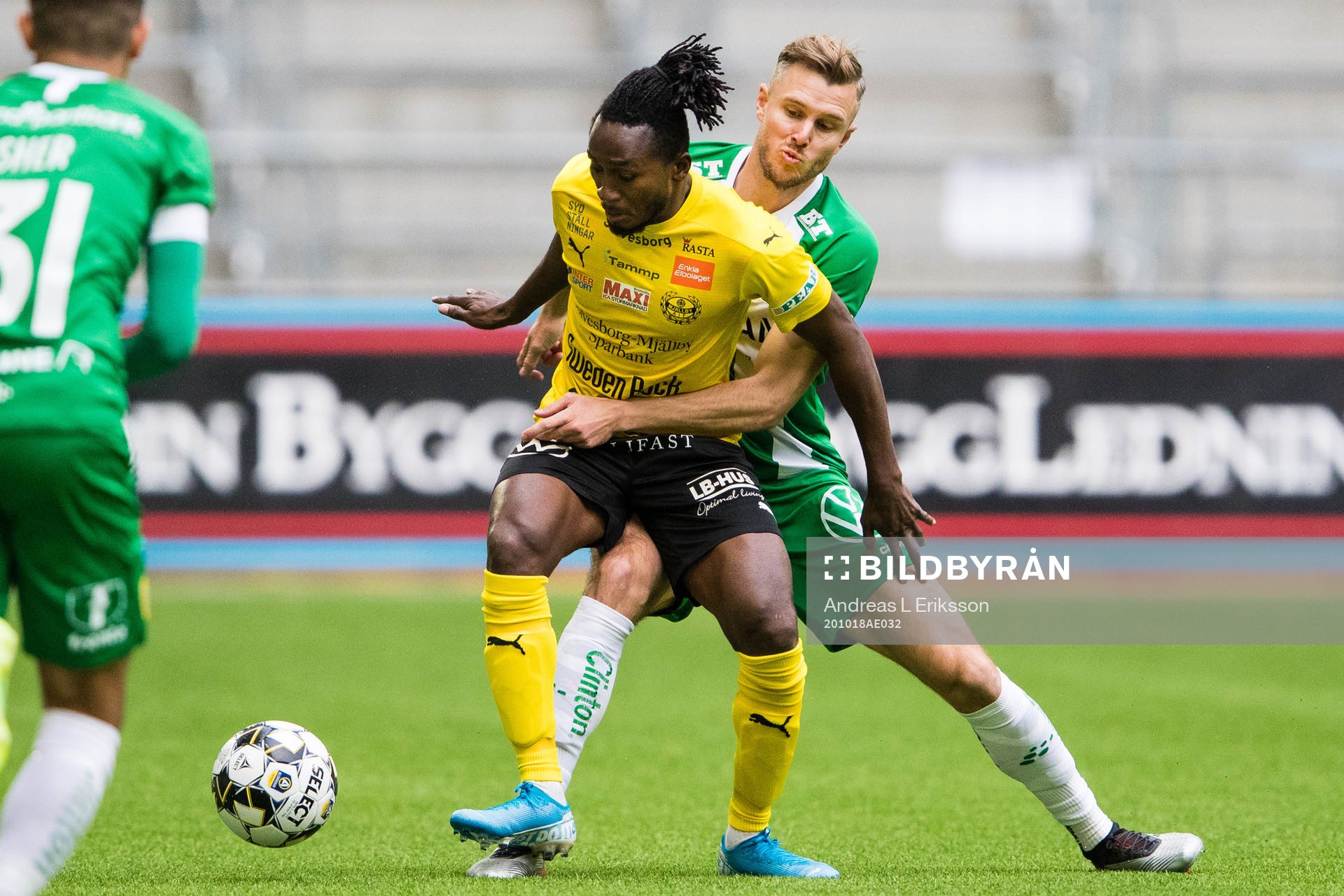 Mjällbys Mamudu Moro och Hammarbys Richard Magyar