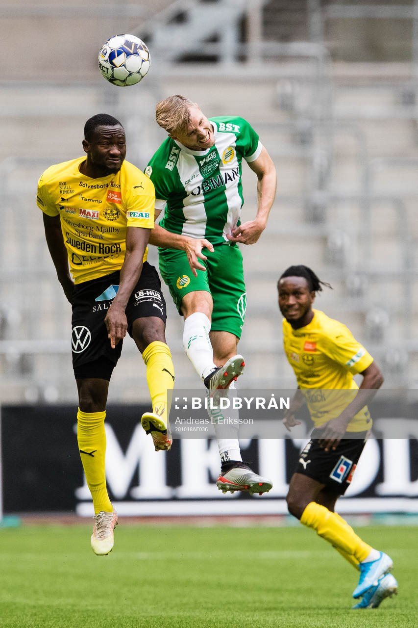 Mjällbys Moses Ogbu i en nickduell med Hammarbys Richard