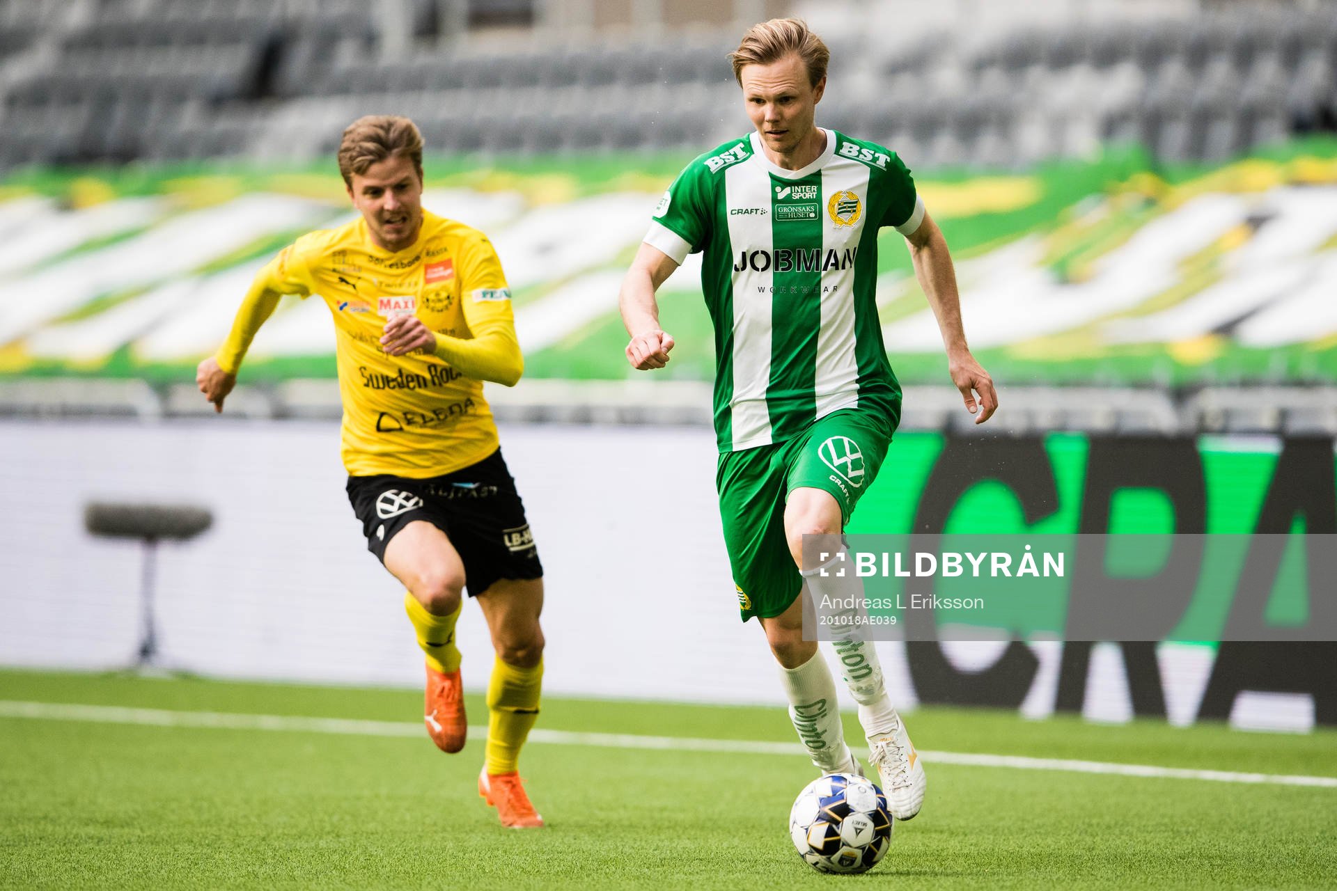 Mjällbys Max Watson jagar Hammarbys Tim Söderström