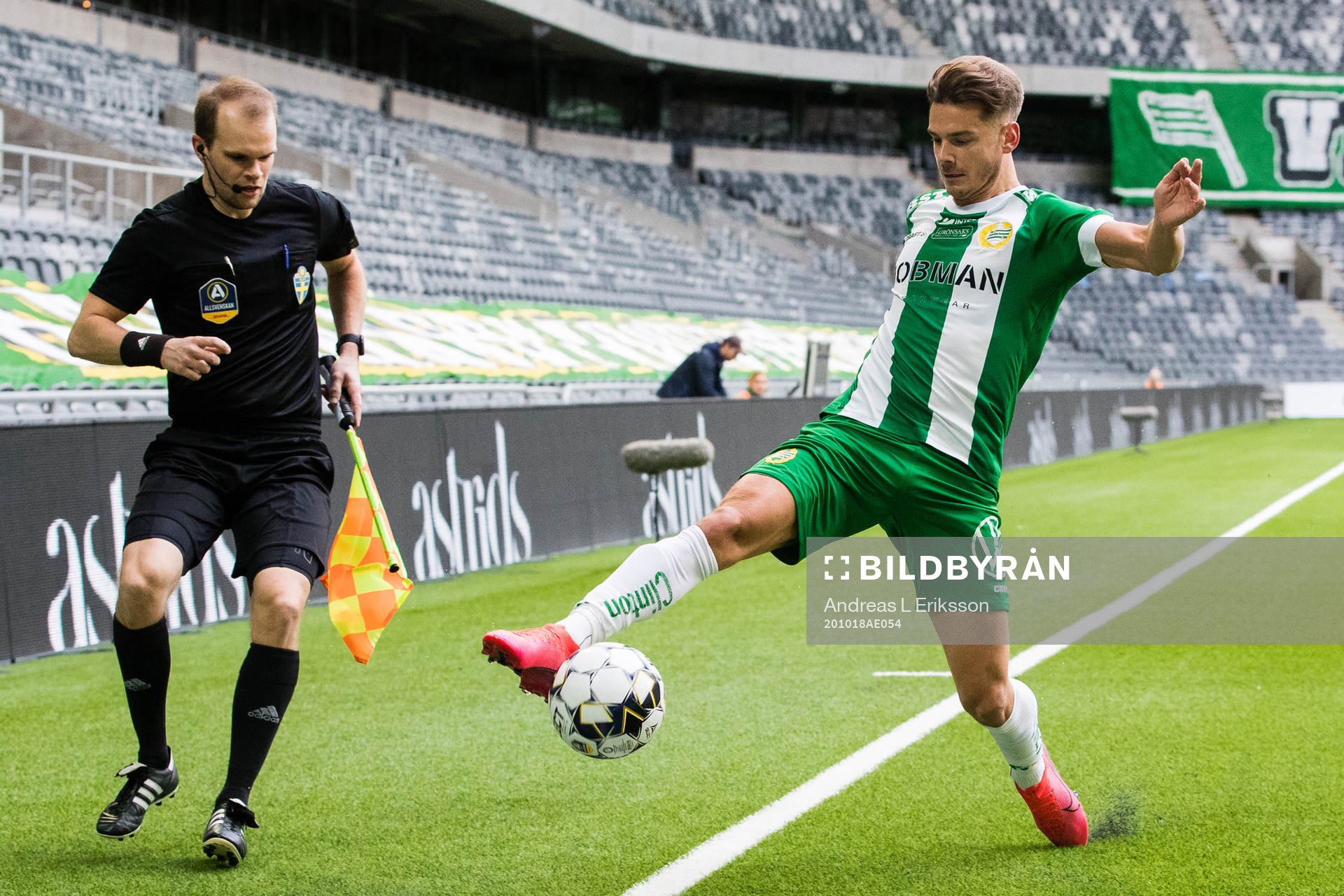 Assisterande domare Daniel Yng och Hammarbys Alexander