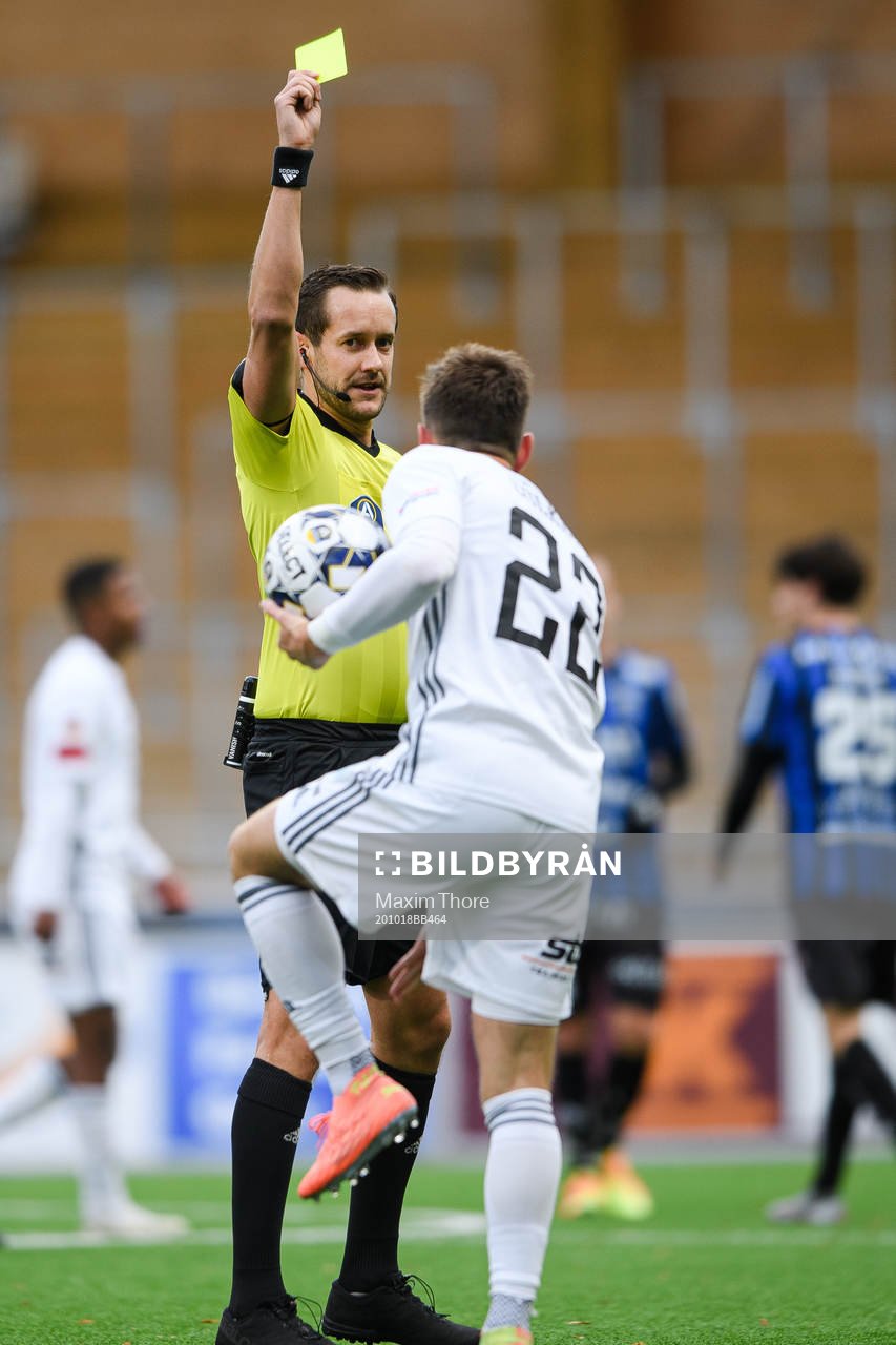 Östersunds Charlie Colkett får en varning av domare