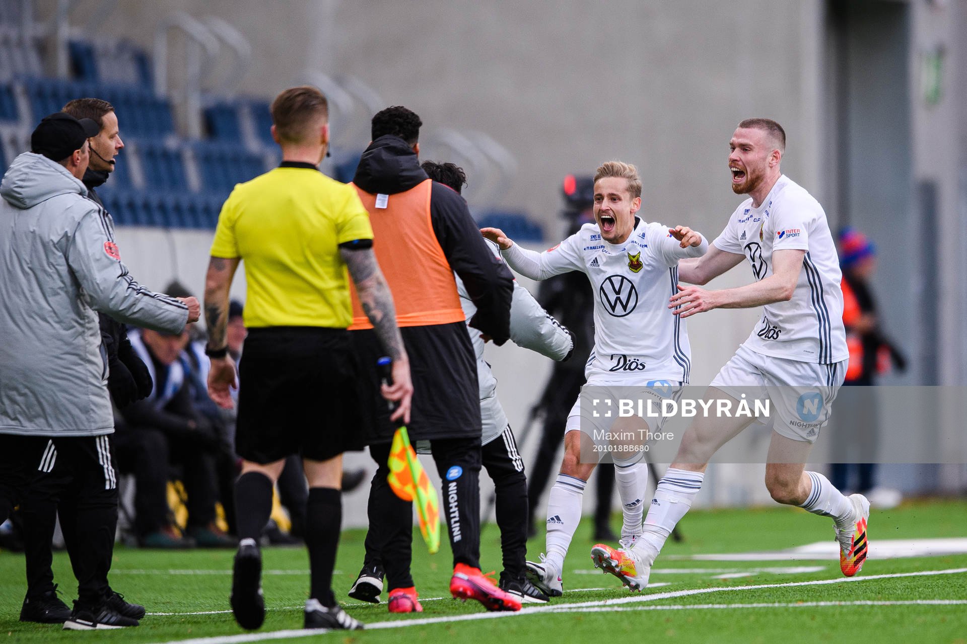 Östersunds Henrik Bellman jublar med Thomas Isherwood och