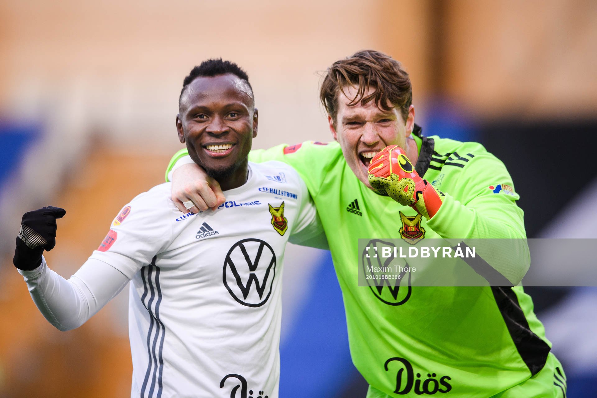 Östersunds Sam Mensiro och målvakt Andrew Robert Mills