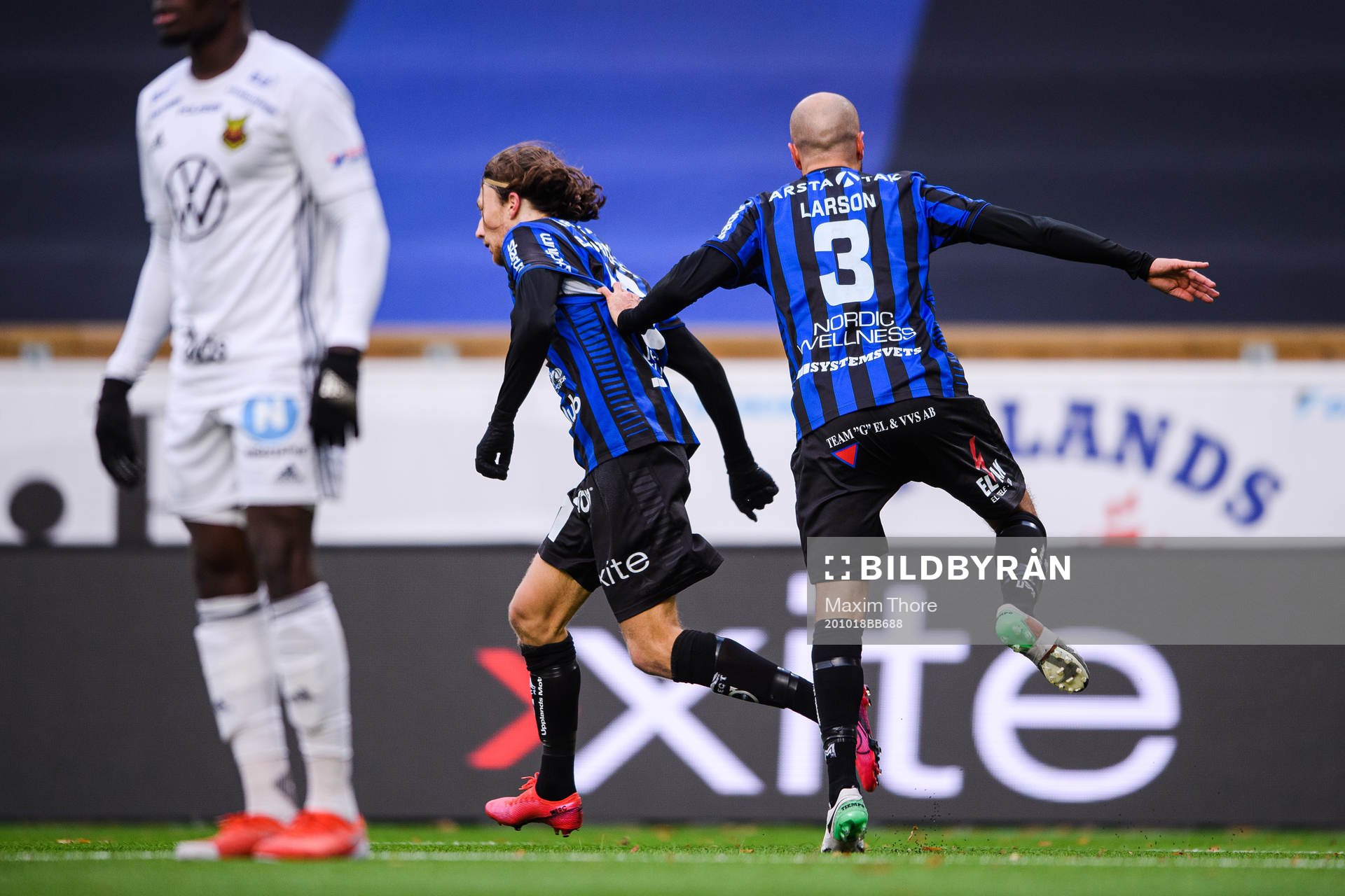 Sirius Axel Björnström och Karl Larson jublar efter 2-3 under fotbollsmatchen i Allsvenskan mellan Sirius och Östersund den 18 oktober 2020 i Uppsala.